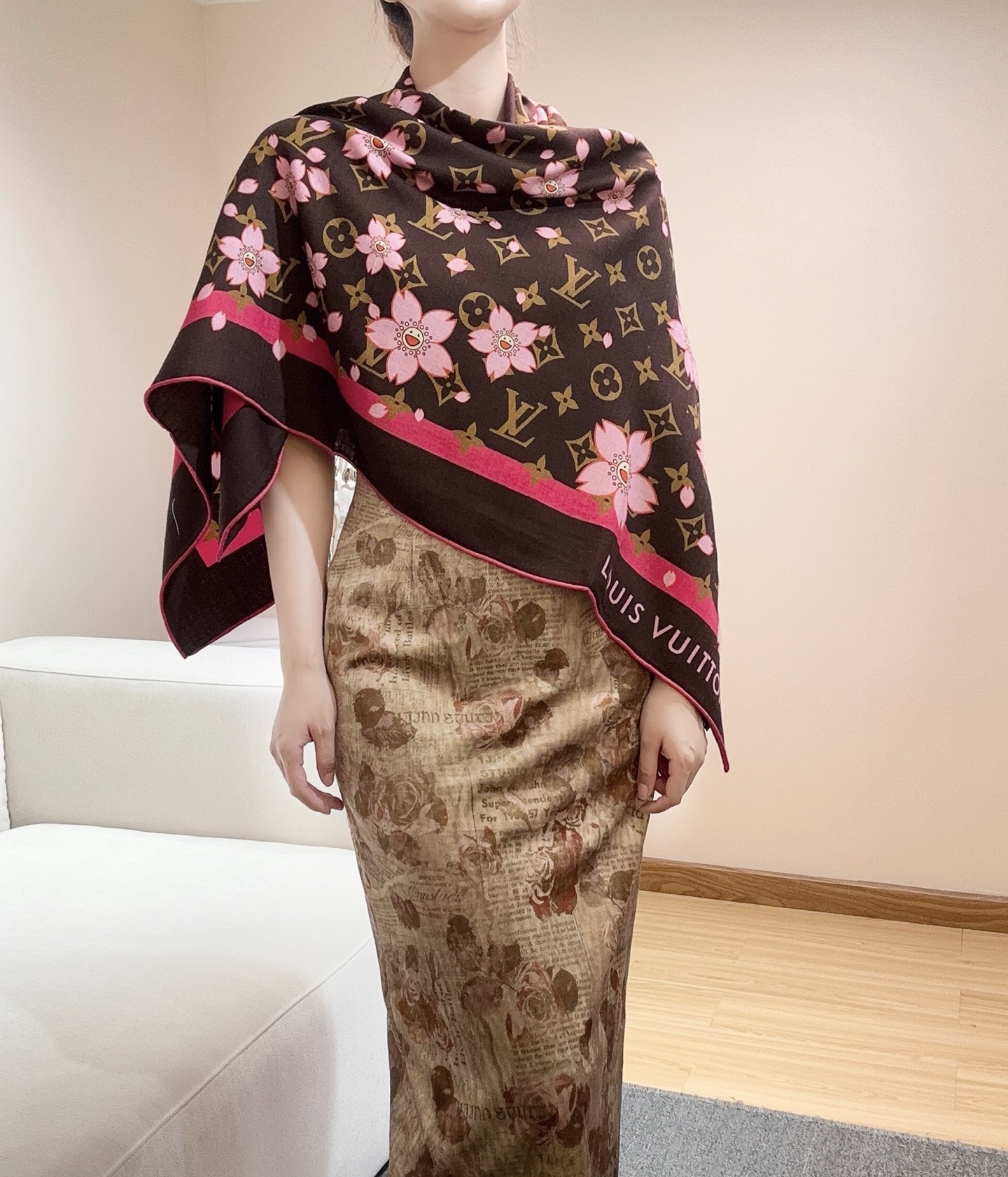 NO:342066,LV (Louis Vuitton)'s latest counter feature, Sakura, a model that is very easy to match on vacation and daily life, Order Private Streaming】Double-sided and same color!  As soon as you see it, you want to go on vacation and wear it very well. You will look so energetic. Needless to say, you can see the details clearly. The high-standard quality material that is absolutely praised is 70 wool % 30 mulberry silk!  Size 135X135 high-version scarf, high-version scarf, louis vuitton, louis vuitton19860909LV（路易威登）最最新的专柜主打款 樱花 度假及日常都非常好搭配的款 订单私流】双面同色！一看到就想去度假平时穿搭也非常好搭配,整个人看起来都会神采奕奕好多不用多说,细节品质都看得清楚,绝对获赞的高规格品质材料70羊毛％30桑蚕丝！尺寸135X135高版本围巾,高版本围巾,louis vuitton,louis vuitton,scarf