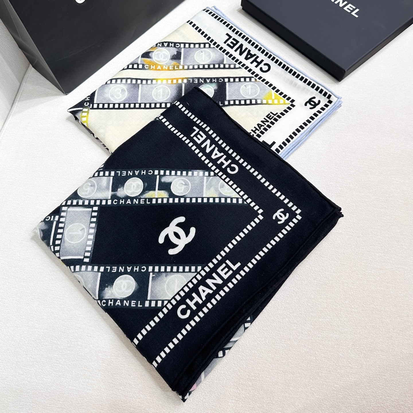 强推~超级时尚感的Chanel披肩【140顶级丝毛双面同色披肩】复古胶片图案的设计风格真的超级好搭配上身