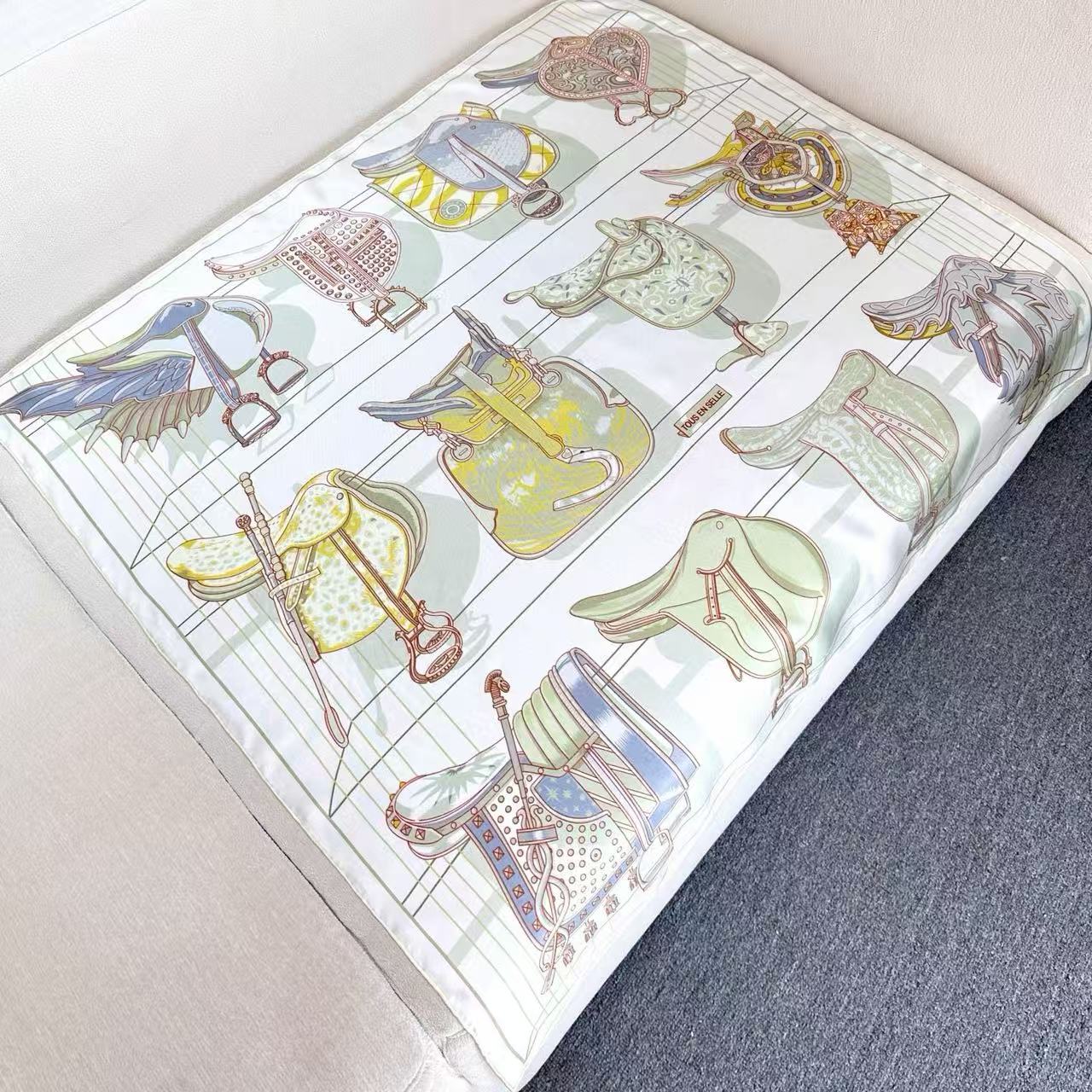 。鞍上世界”90方巾-18mm双面同色手工卷边斜纹真丝方巾（100%桑蚕丝）。这款爱马仕的经典单品展现强