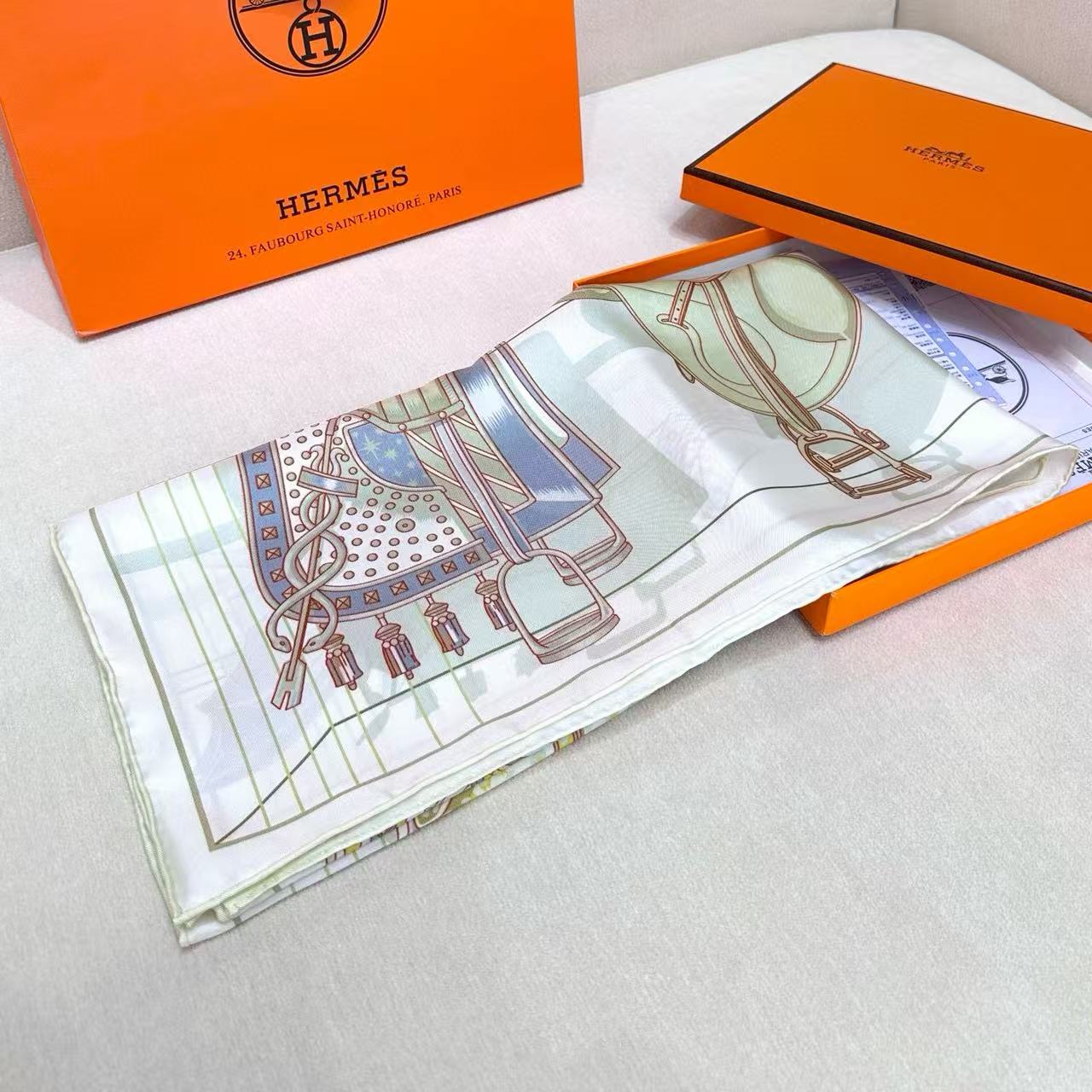 。鞍上世界”90方巾-18mm双面同色手工卷边斜纹真丝方巾（100%桑蚕丝）。这款爱马仕的经典单品展现强