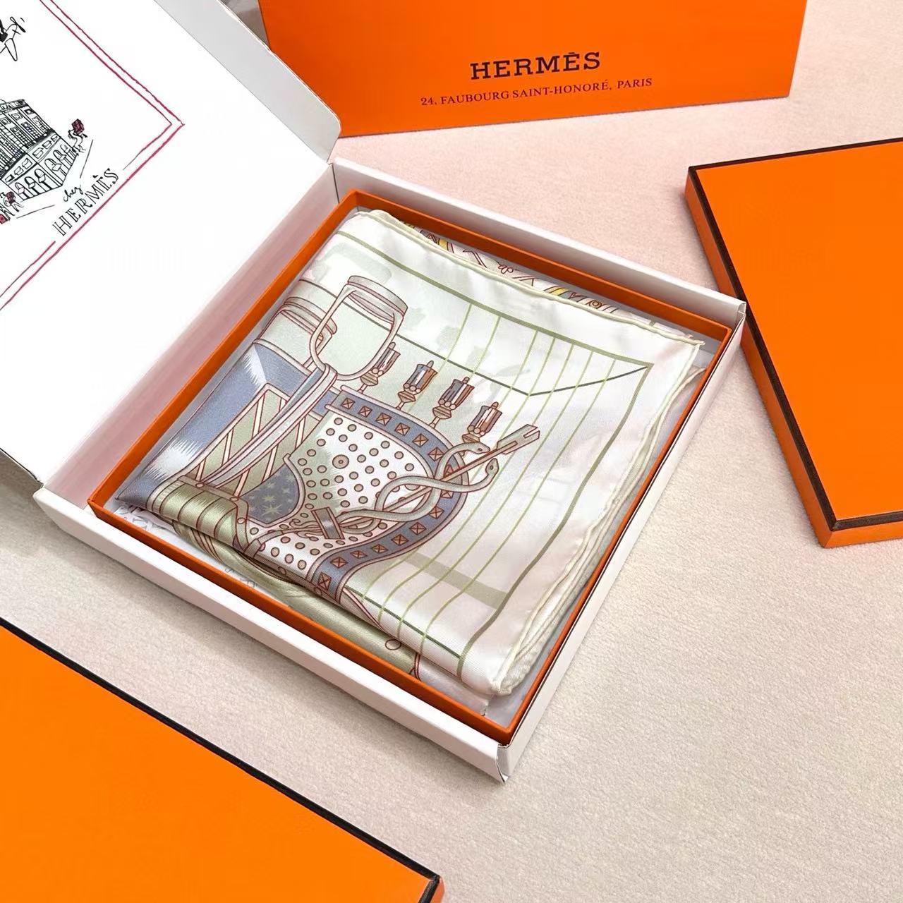 。鞍上世界”90方巾-18mm双面同色手工卷边斜纹真丝方巾（100%桑蚕丝）。这款爱马仕的经典单品展现强