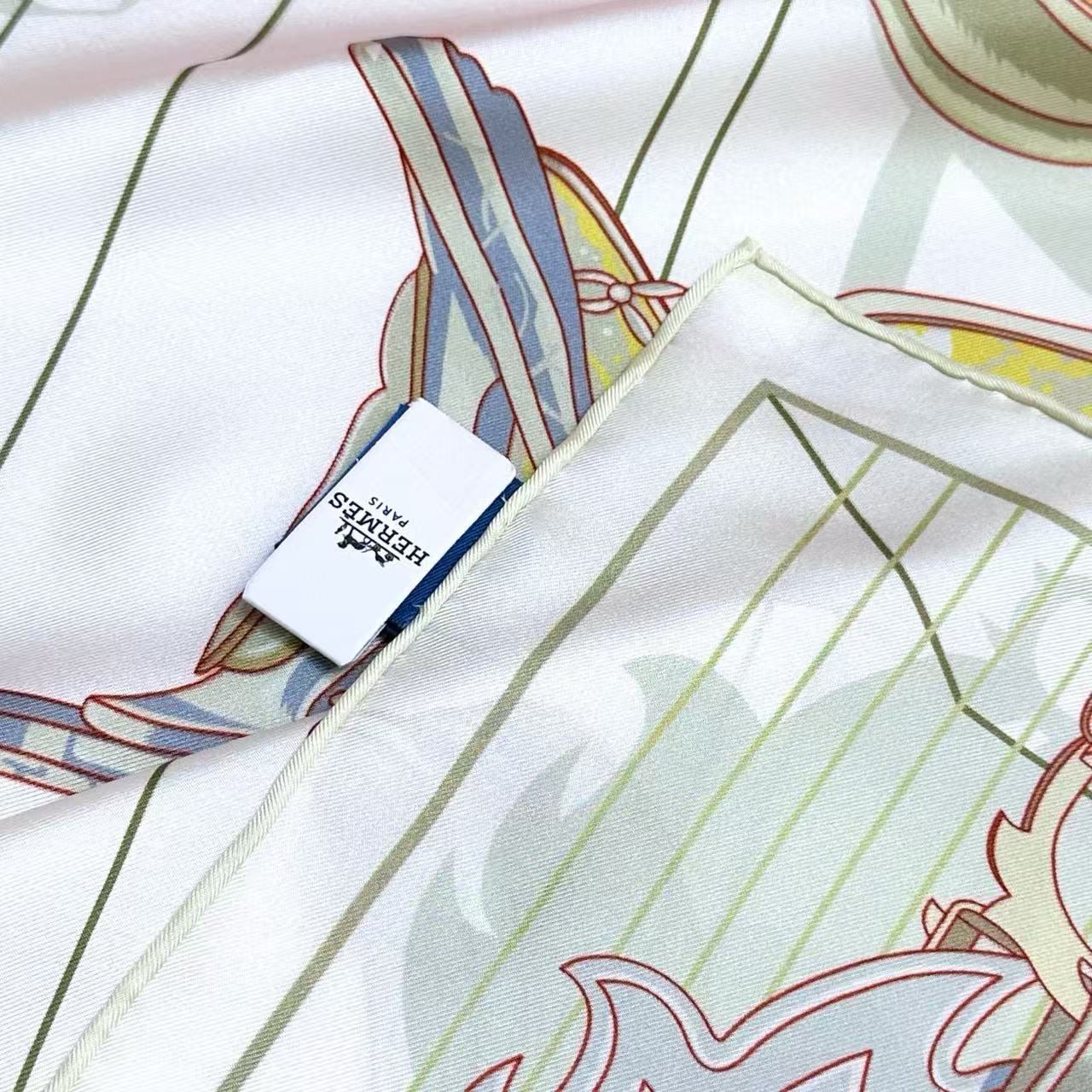 。鞍上世界”90方巾-18mm双面同色手工卷边斜纹真丝方巾（100%桑蚕丝）。这款爱马仕的经典单品展现强