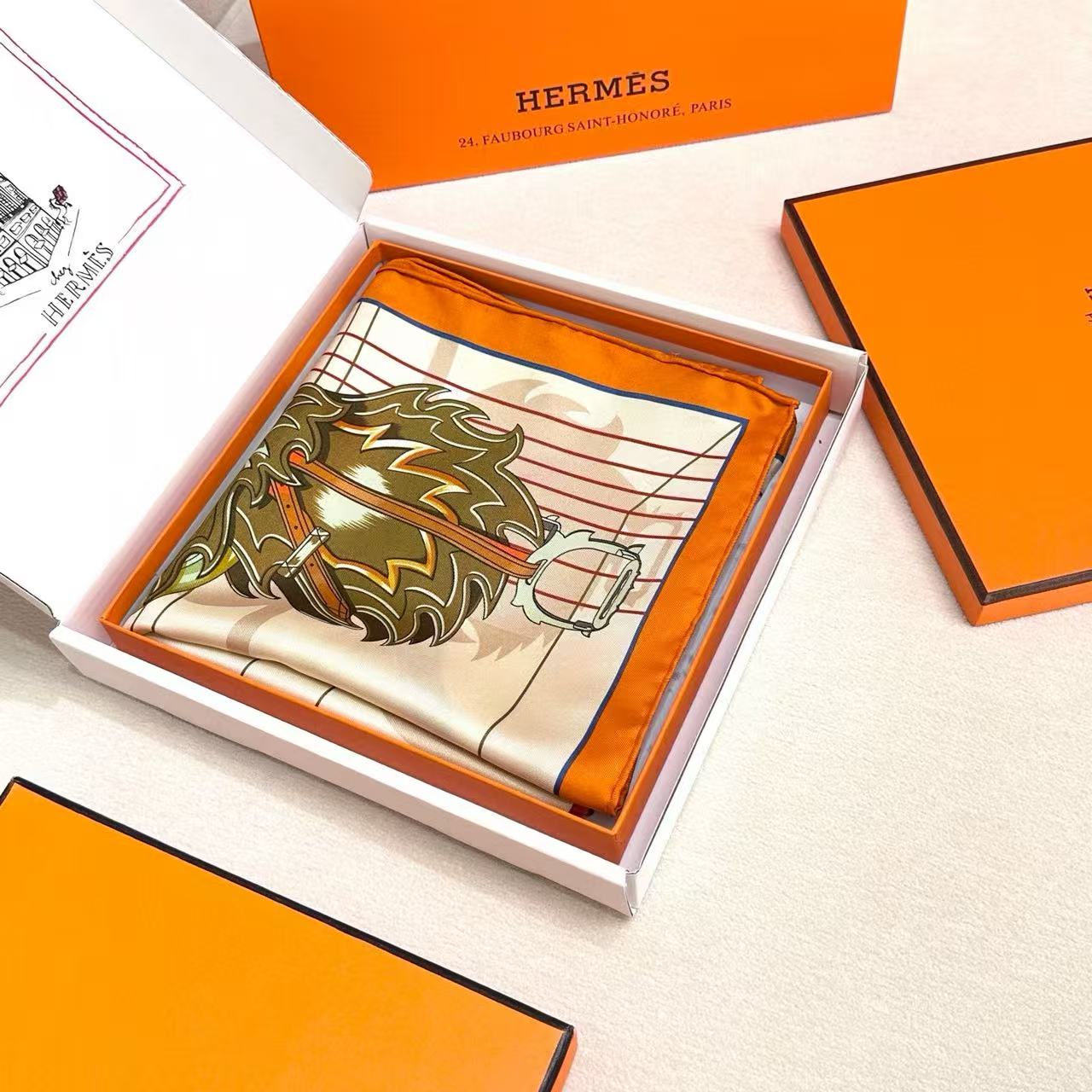 。鞍上世界”90方巾-18mm双面同色手工卷边斜纹真丝方巾（100%桑蚕丝）。这款爱马仕的经典单品展现强