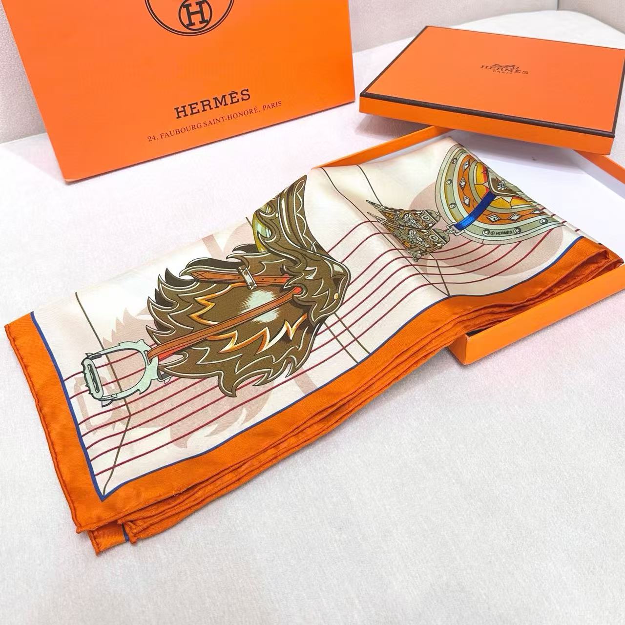 。鞍上世界”90方巾-18mm双面同色手工卷边斜纹真丝方巾（100%桑蚕丝）。这款爱马仕的经典单品展现强