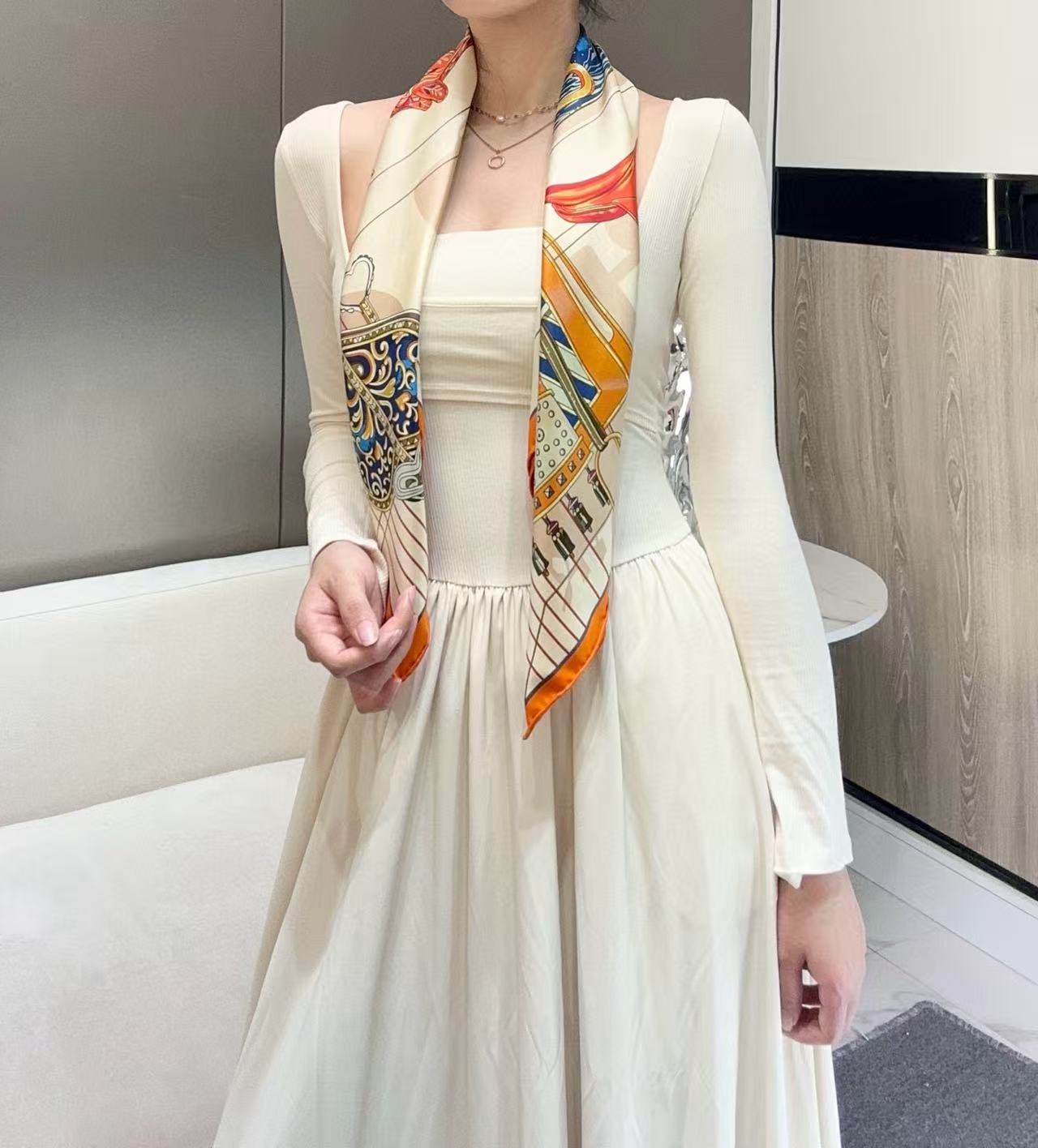 。鞍上世界”90方巾-18mm双面同色手工卷边斜纹真丝方巾（100%桑蚕丝）。这款爱马仕的经典单品展现强