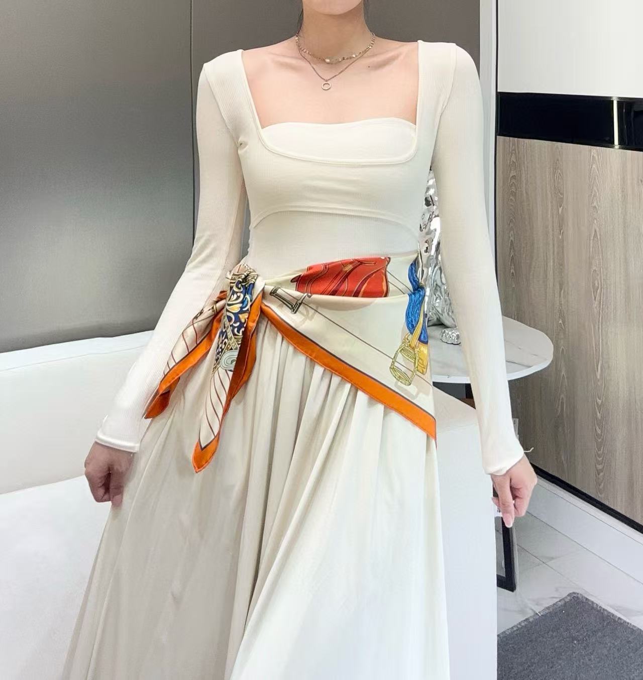 。鞍上世界”90方巾-18mm双面同色手工卷边斜纹真丝方巾（100%桑蚕丝）。这款爱马仕的经典单品展现强