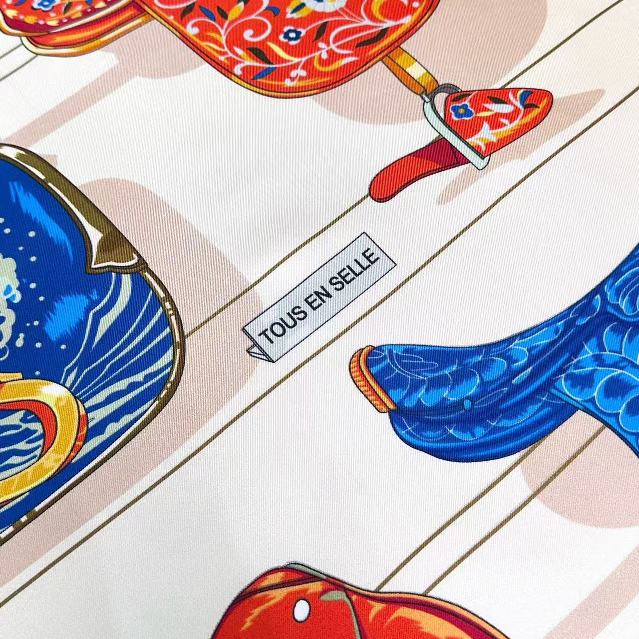 。鞍上世界”90方巾-18mm双面同色手工卷边斜纹真丝方巾（100%桑蚕丝）。这款爱马仕的经典单品展现强