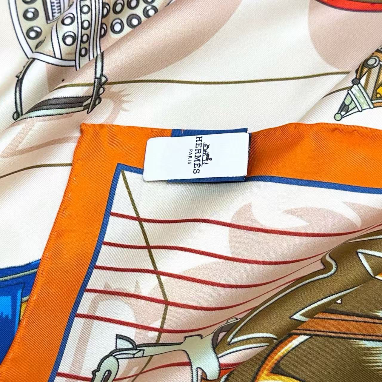 。鞍上世界”90方巾-18mm双面同色手工卷边斜纹真丝方巾（100%桑蚕丝）。这款爱马仕的经典单品展现强