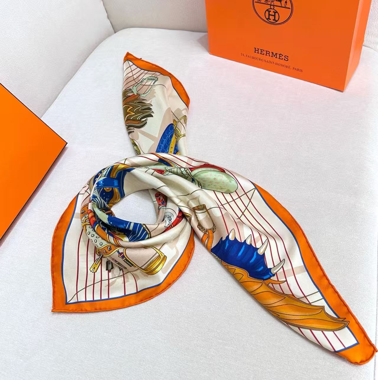 。鞍上世界”90方巾-18mm双面同色手工卷边斜纹真丝方巾（100%桑蚕丝）。这款爱马仕的经典单品展现强