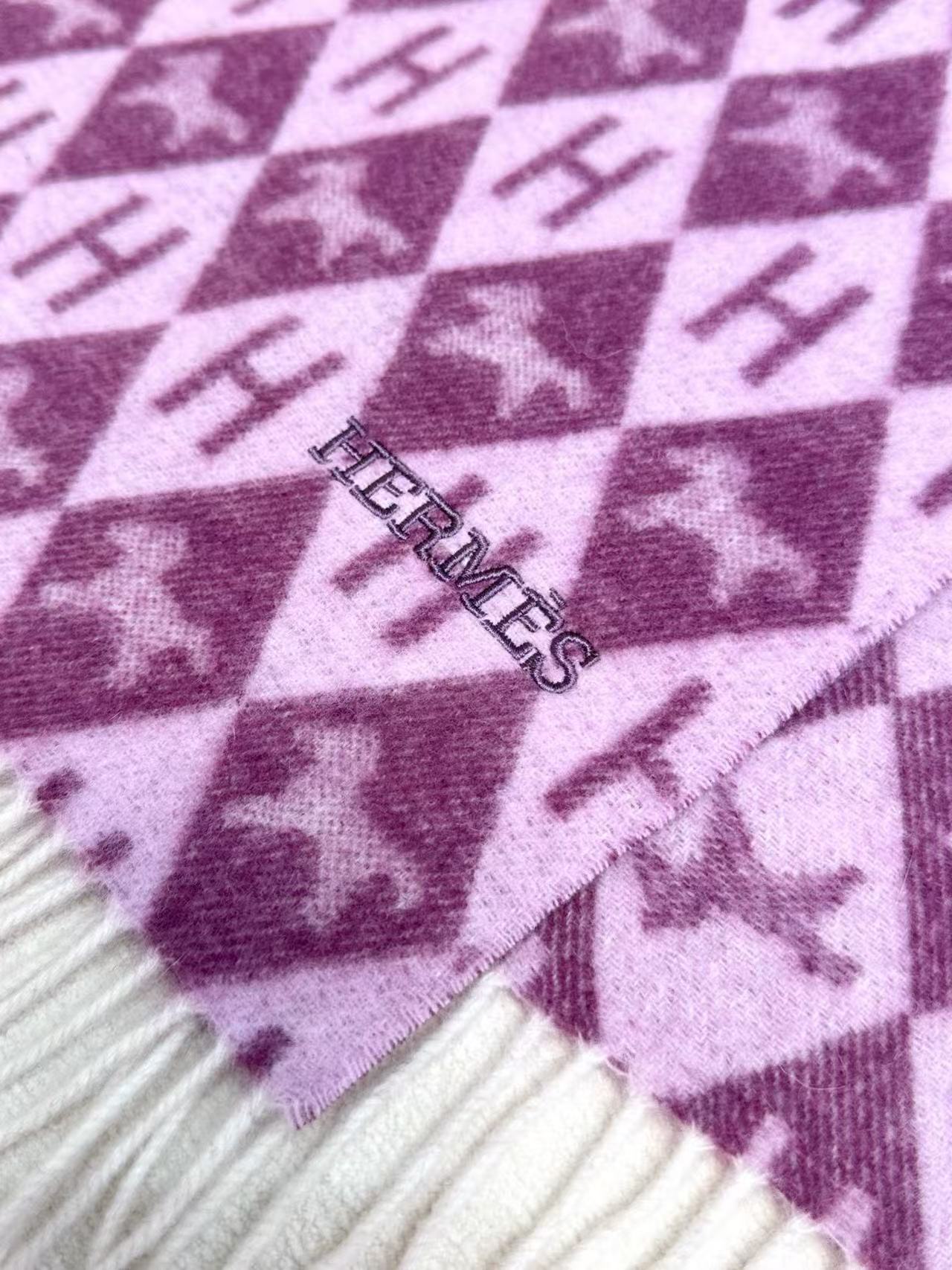 上新！2025秋冬爱㐷士男女同款，同步专柜，高端羊绒围巾！ 可正式，可随意，非常Classical的设计