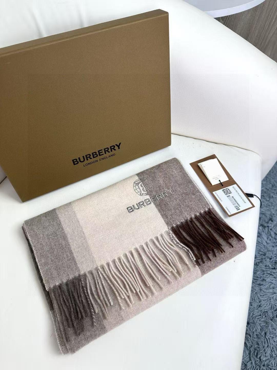 上新！BURBERRY百分百山羊绒 🆕【▪️ 惊艳！披着围着都美的~让人过目不忘！！】巴宝莉这款出来的效