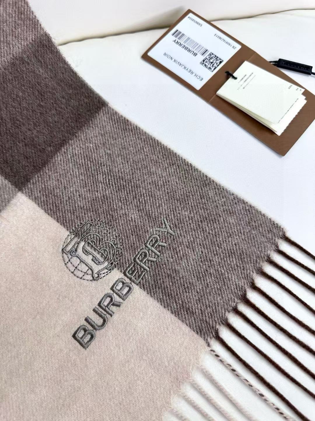 上新！BURBERRY百分百山羊绒 🆕【▪️ 惊艳！披着围着都美的~让人过目不忘！！】巴宝莉这款出来的效