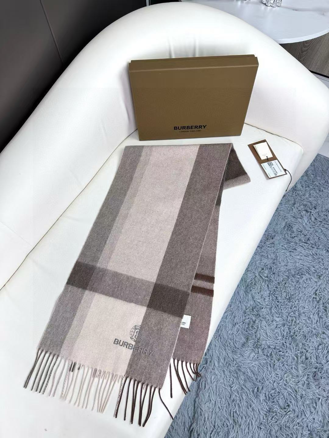 上新！BURBERRY百分百山羊绒 🆕【▪️ 惊艳！披着围着都美的~让人过目不忘！！】巴宝莉这款出来的效