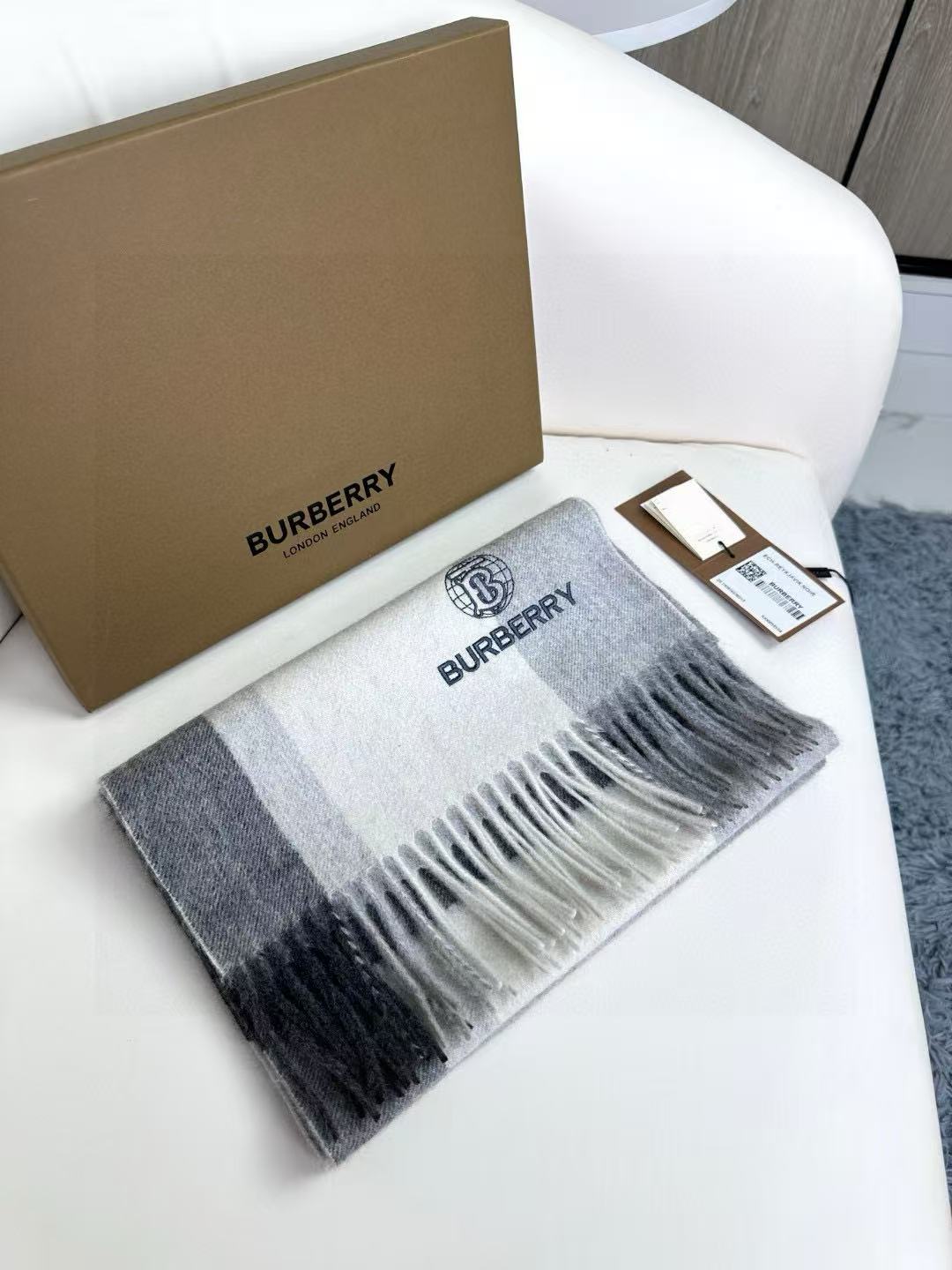 上新！BURBERRY百分百山羊绒 🆕【▪️ 惊艳！披着围着都美的~让人过目不忘！！】巴宝莉这款出来的效