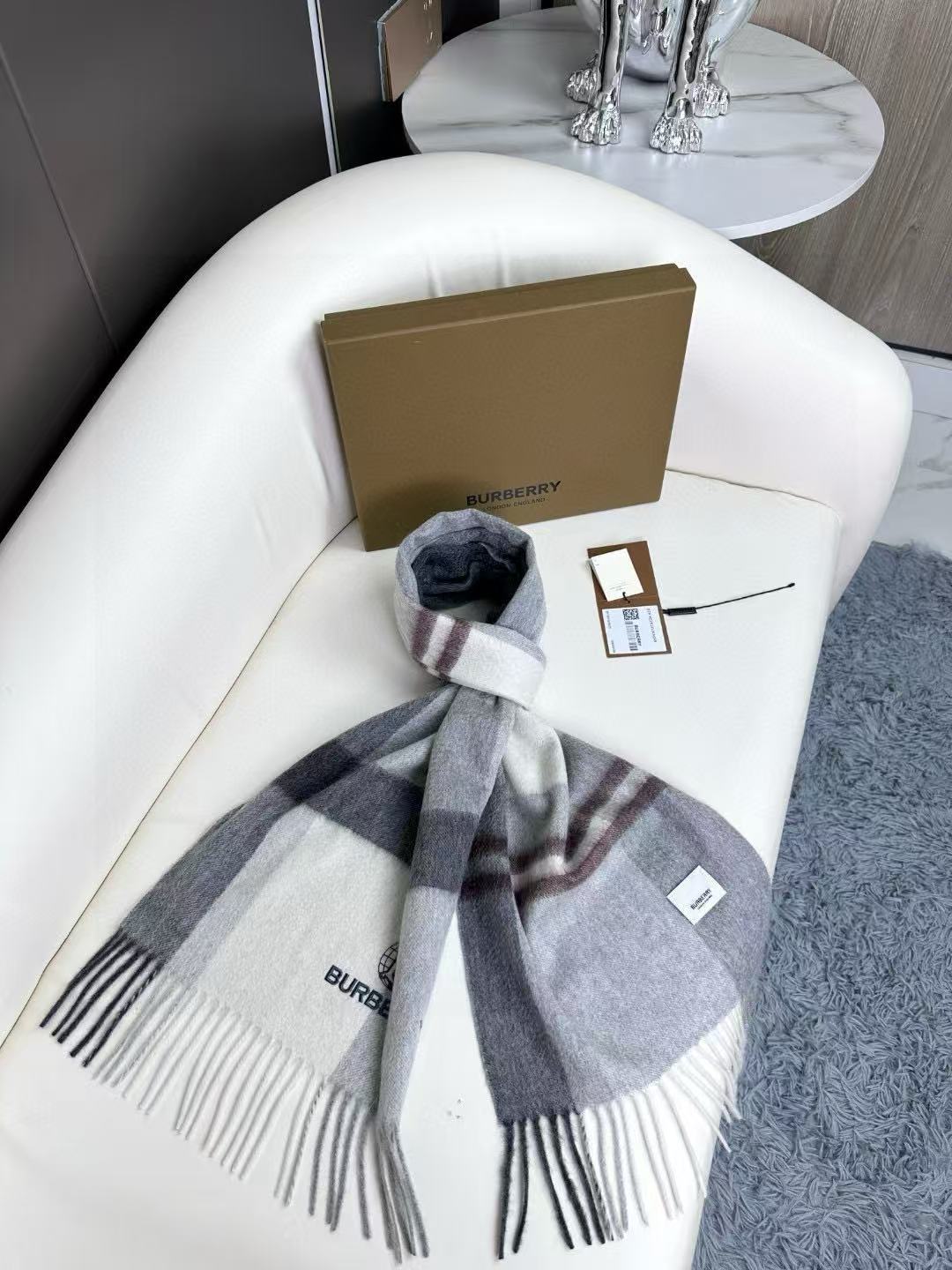 上新！BURBERRY百分百山羊绒 🆕【▪️ 惊艳！披着围着都美的~让人过目不忘！！】巴宝莉这款出来的效