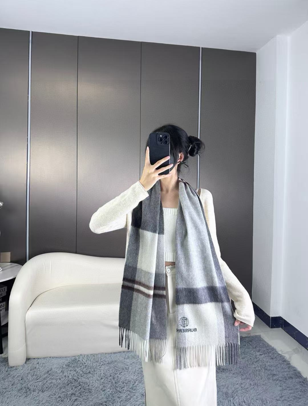 上新！BURBERRY百分百山羊绒 🆕【▪️ 惊艳！披着围着都美的~让人过目不忘！！】巴宝莉这款出来的效