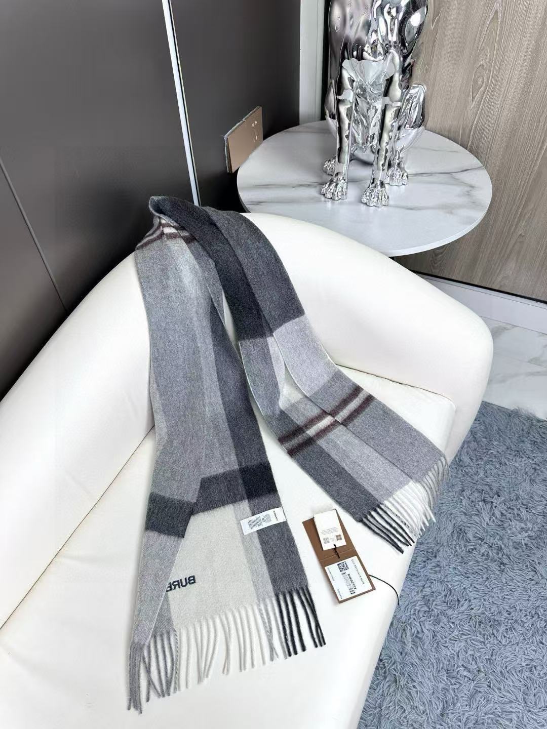 上新！BURBERRY百分百山羊绒 🆕【▪️ 惊艳！披着围着都美的~让人过目不忘！！】巴宝莉这款出来的效