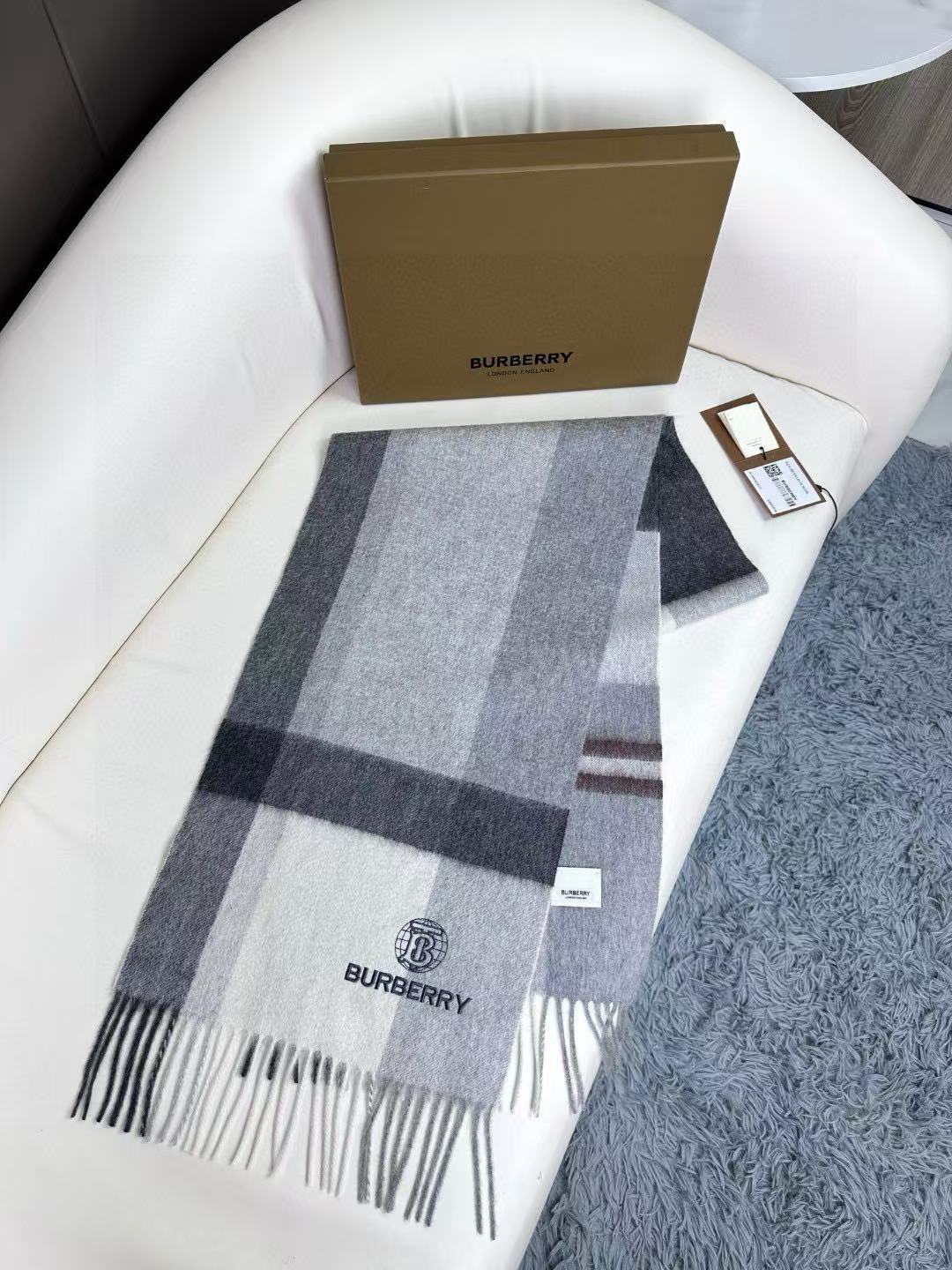 上新！BURBERRY百分百山羊绒 🆕【▪️ 惊艳！披着围着都美的~让人过目不忘！！】巴宝莉这款出来的效