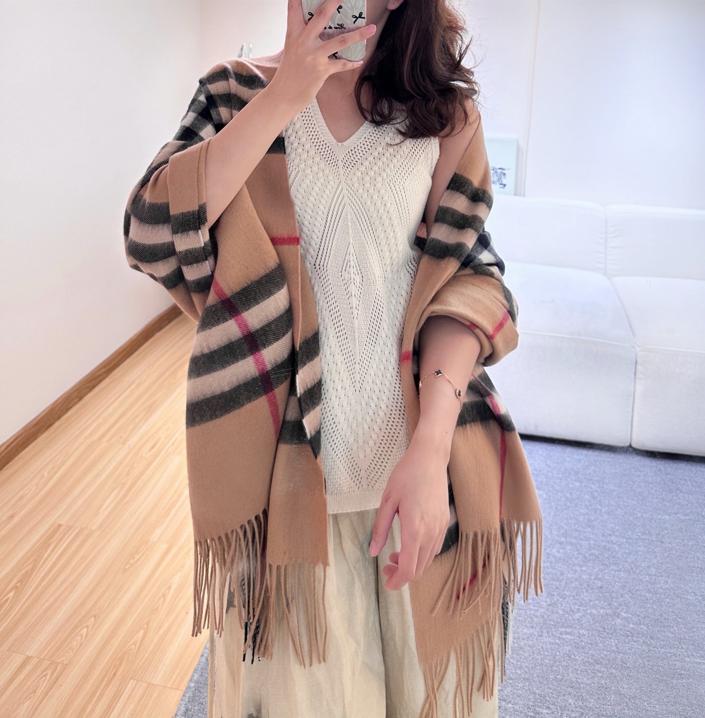 NO:602905,Burberry classic plaid eternal style, bbr war horse embroidery classic [small grid shawl] The quality is so good, the high-end sherpa product is absolutely screaming quality and the top design model of a fashion brand. The classic plaid with fashionable color matching is the highlight of this screaming high-end product for autumn and winter.. The size is 70*200 cm, the most cost-effective product, it is beautiful as a gift for personal use. High version scarf, high version scarf, burberry, shawls19860909巴宝莉经典格子万年款,bbr战马刺绣经典【小格披肩】品质手感好到不行羊羔绒高尖端产物绝对令人尖叫的品质时尚大牌的顶尖设计款..经典格子搭配时尚拼色是此款令人尖叫的亮点秋冬必备的高端精品..尺寸70*200厘米,最高性价比产品,送人自用都美美哒高版本围巾,高版本围巾,burberry,shawls,scarf