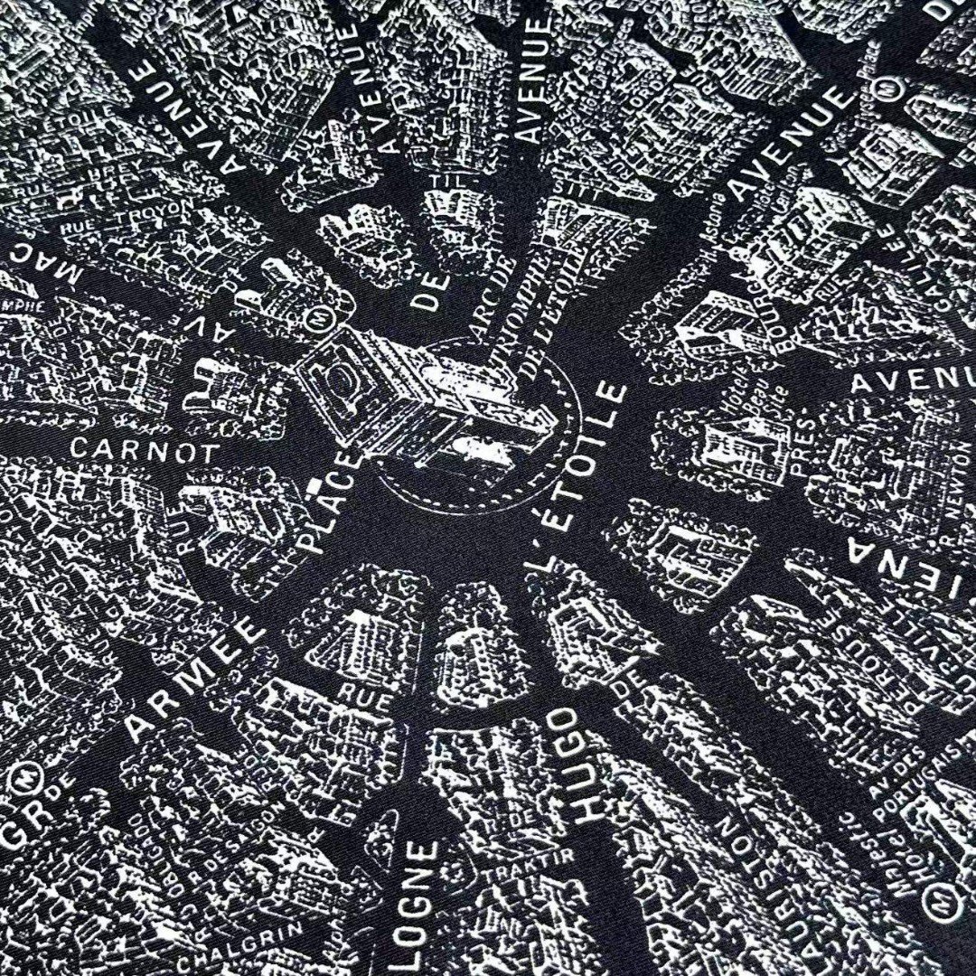 DIOR 印花方巾90 厘米白色和黑色桑蚕丝斜纹面料 Plan de Paris 图案印花这款方巾饰以经