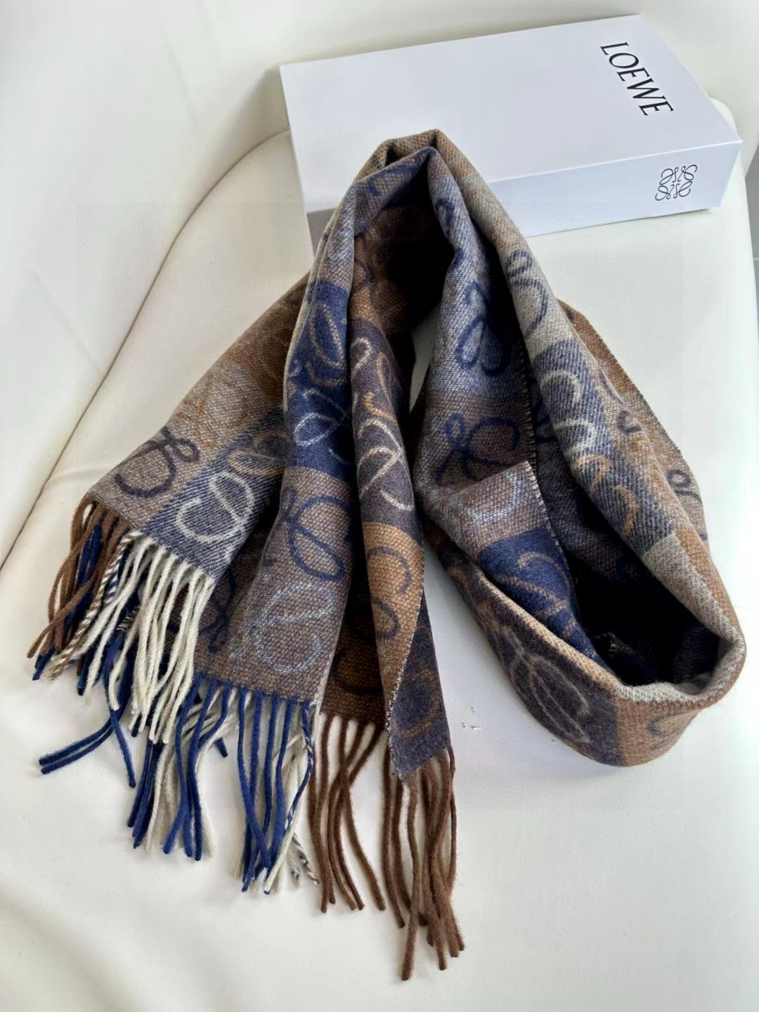 品名: 新双色棋盘格面料：羊毛➕羊绒尺寸：40*180（不含须）颜色： 绿色全新升级色纺织造 色彩更饱满