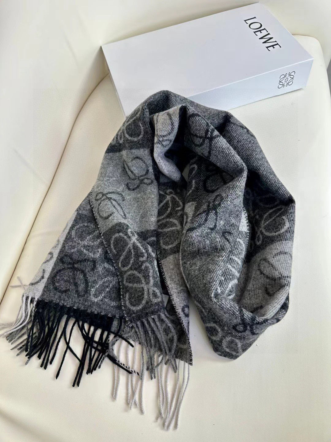 高版本。价优版本130品名: 新双色棋盘格面料：羊毛➕羊绒尺寸：40*180（不含须）颜色： 绿色全新升