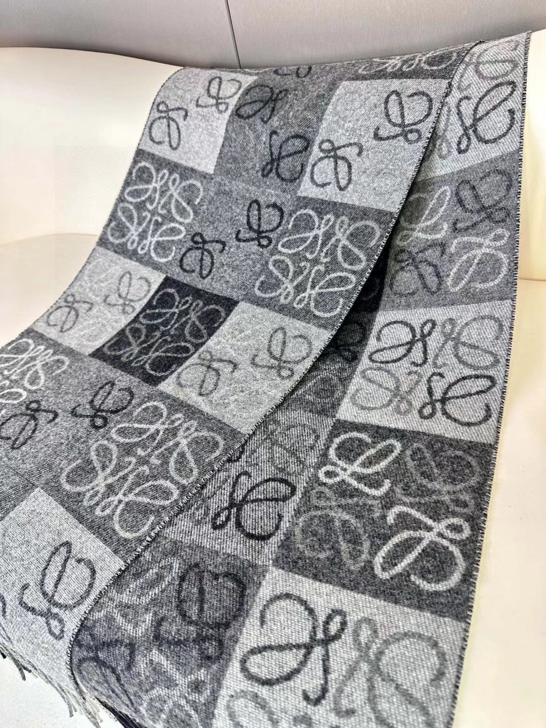 高版本。价优版本130品名: 新双色棋盘格面料：羊毛➕羊绒尺寸：40*180（不含须）颜色： 绿色全新升