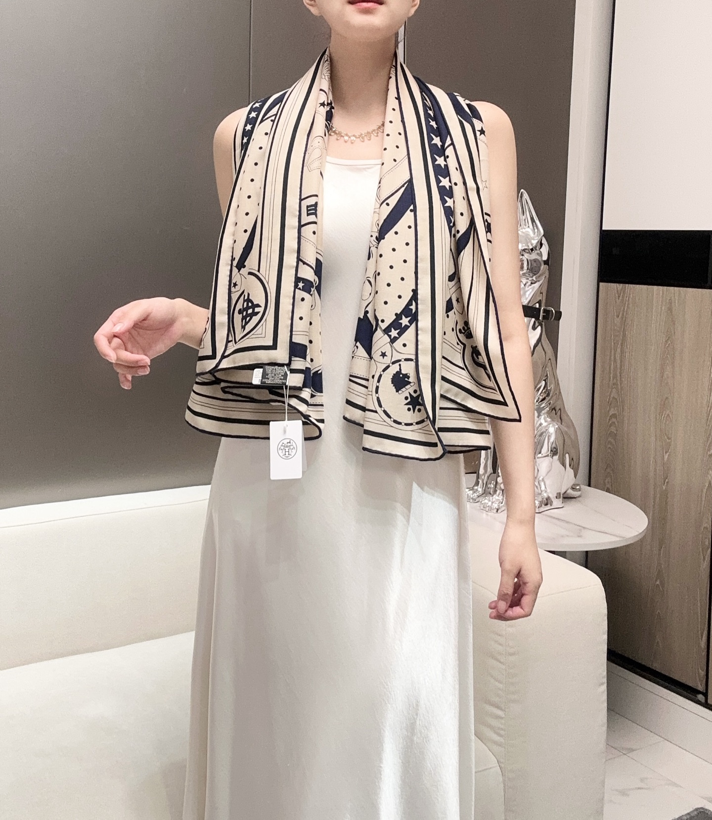 💟上新💞丝绒大披肩双面同色《清晨漫步》140*140尺寸，70%羊绒➕30%真丝这条爱马仕羊绒丝巾是春夏