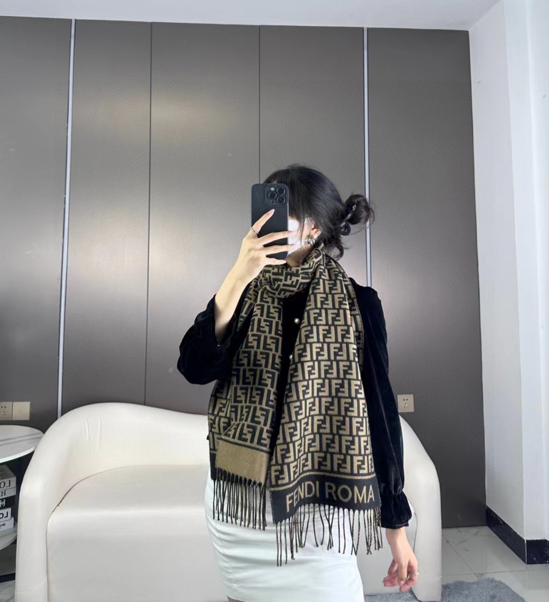 👑 FEN/DI【FF标识羊绒流苏长巾】官网同步更新，混纺提花编织，手感柔软舒适奢华有质感，由双色交织提