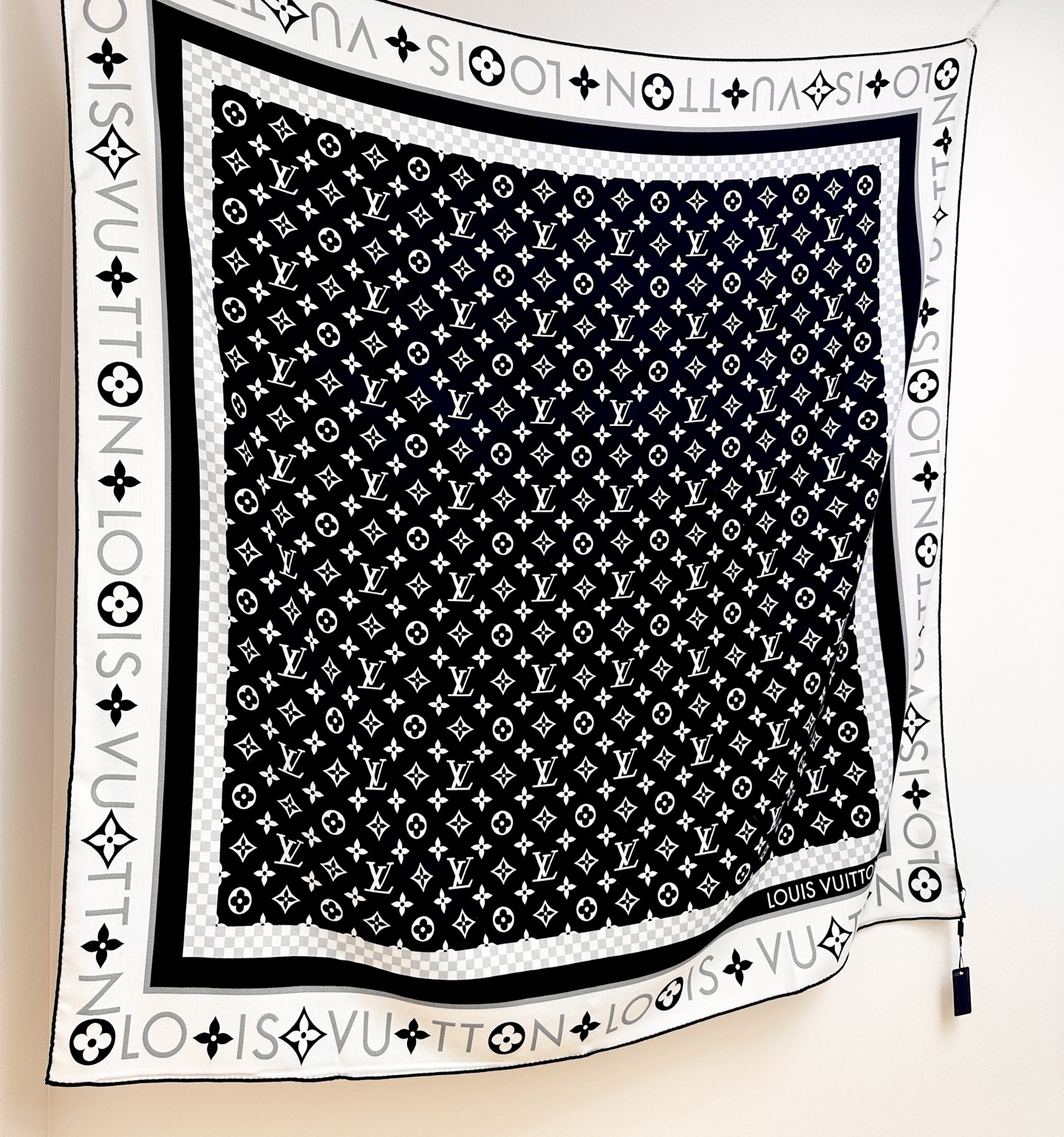 绝美🖤专属LV方巾，本年度最美的方巾🖤双面同色最最最上好的丝加羊毛，柔软细腻丝滑才是他的质感精髓！Mon