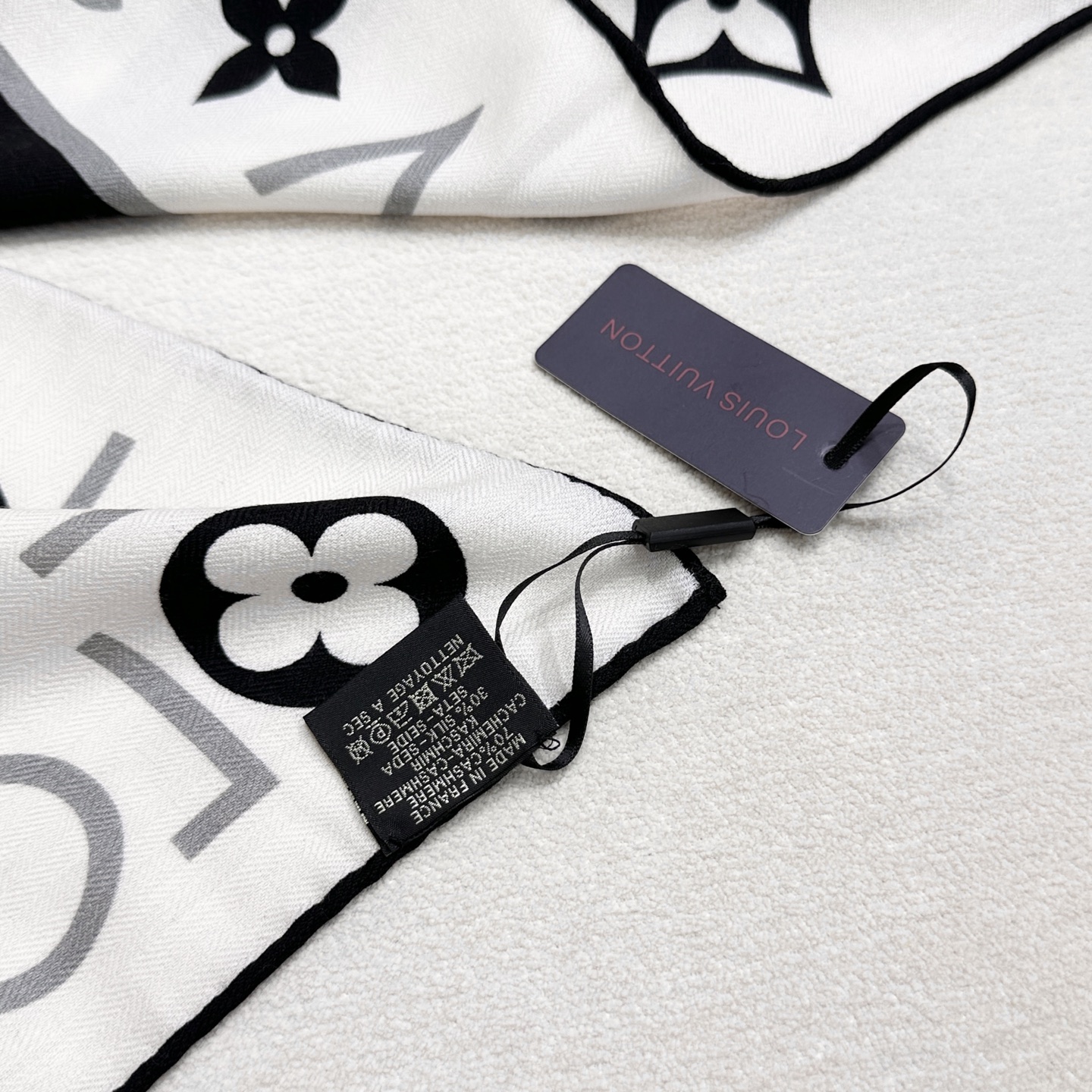 绝美🖤专属LV方巾，本年度最美的方巾🖤双面同色最最最上好的丝加羊毛，柔软细腻丝滑才是他的质感精髓！Mon