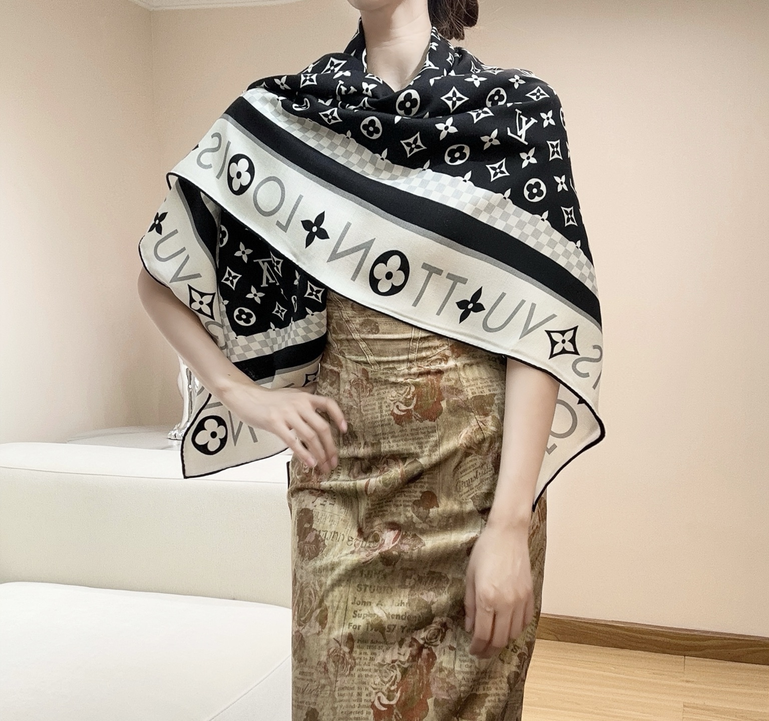 绝美🖤专属LV方巾，本年度最美的方巾🖤双面同色最最最上好的丝加羊毛，柔软细腻丝滑才是他的质感精髓！Mon