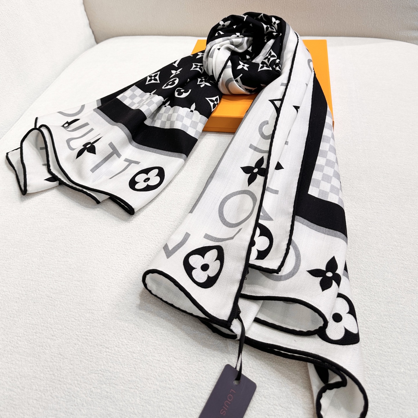 绝美🖤专属LV方巾，本年度最美的方巾🖤双面同色最最最上好的丝加羊毛，柔软细腻丝滑才是他的质感精髓！Mon
