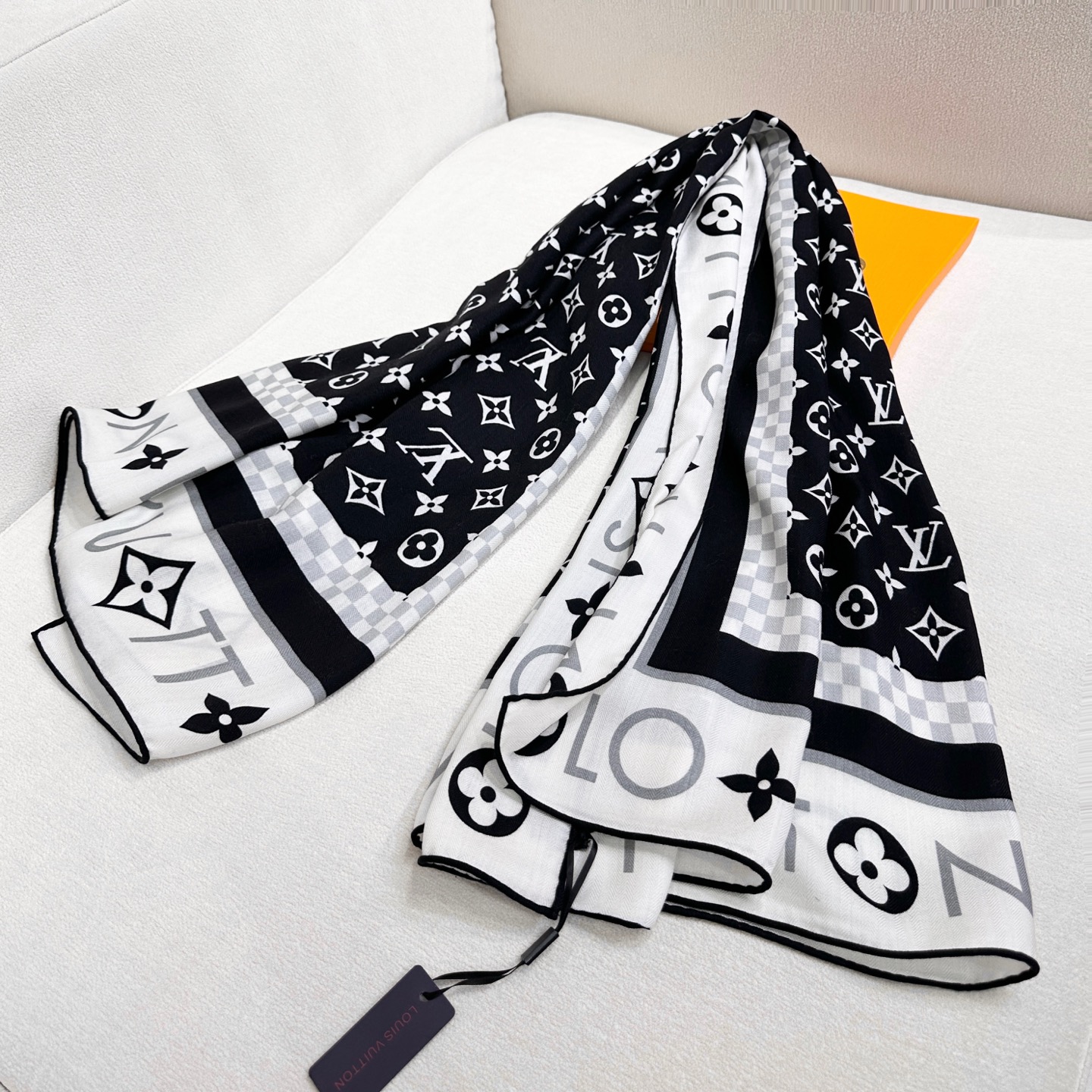 绝美🖤专属LV方巾，本年度最美的方巾🖤双面同色最最最上好的丝加羊毛，柔软细腻丝滑才是他的质感精髓！Mon