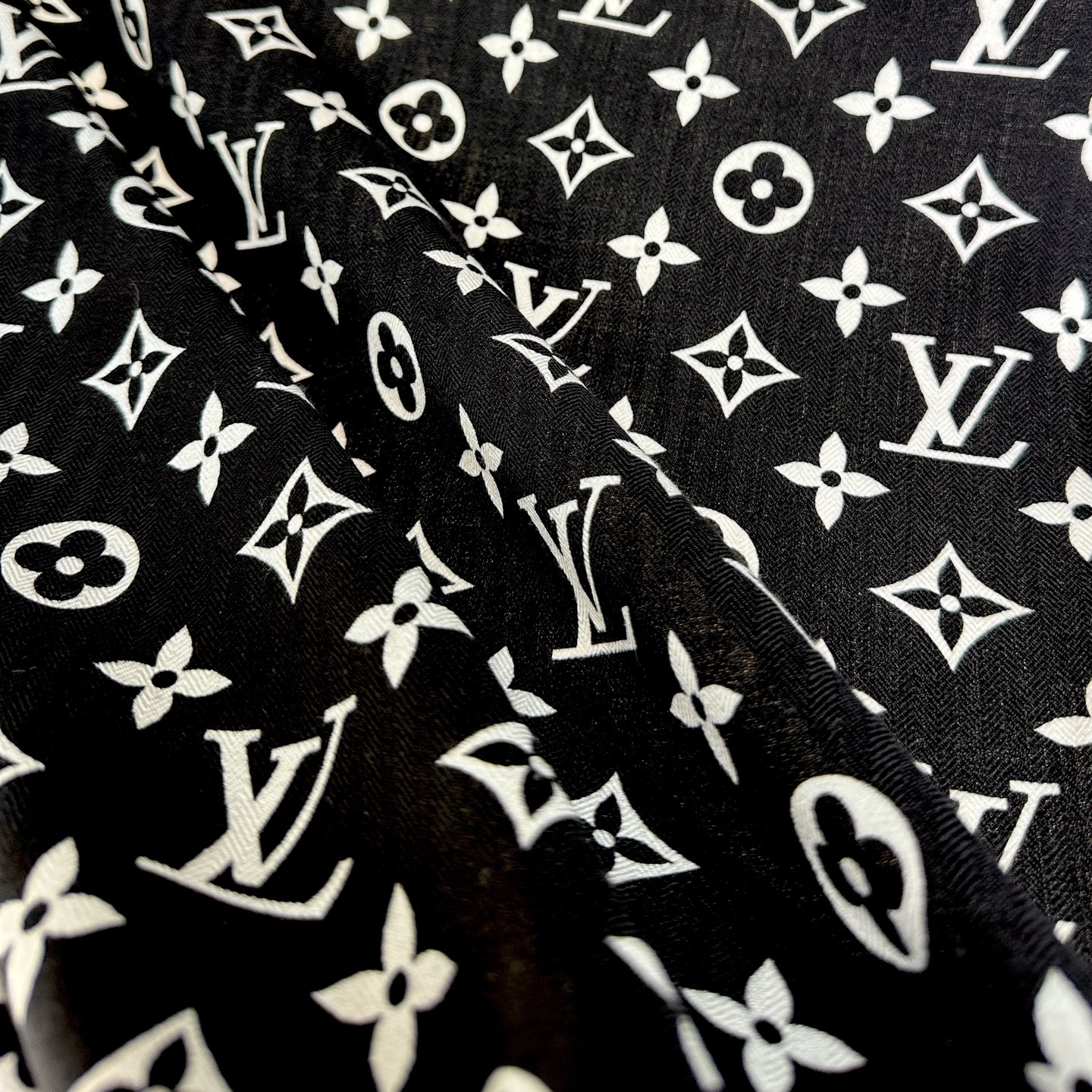 绝美🖤专属LV方巾，本年度最美的方巾🖤双面同色最最最上好的丝加羊毛，柔软细腻丝滑才是他的质感精髓！Mon