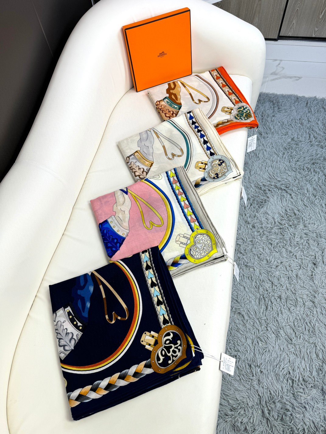 2025年专柜同步 Hermes【双面同色 顶级丝绒方巾140推荐💕顶级工艺超值‼️爱马仕专柜爆款🎁🎁羊