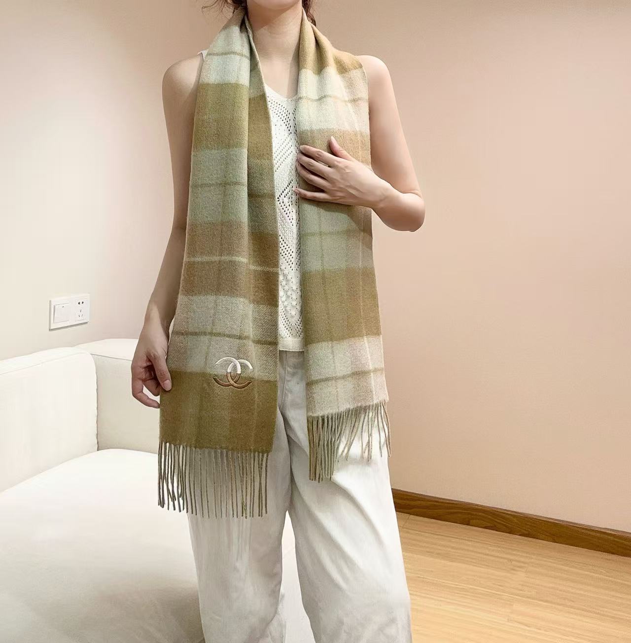 2025新款小香到货，双面羊绒围巾！香奈儿经典简约双c标志，非常有格调的设计！180*30cm，羊绒混羊