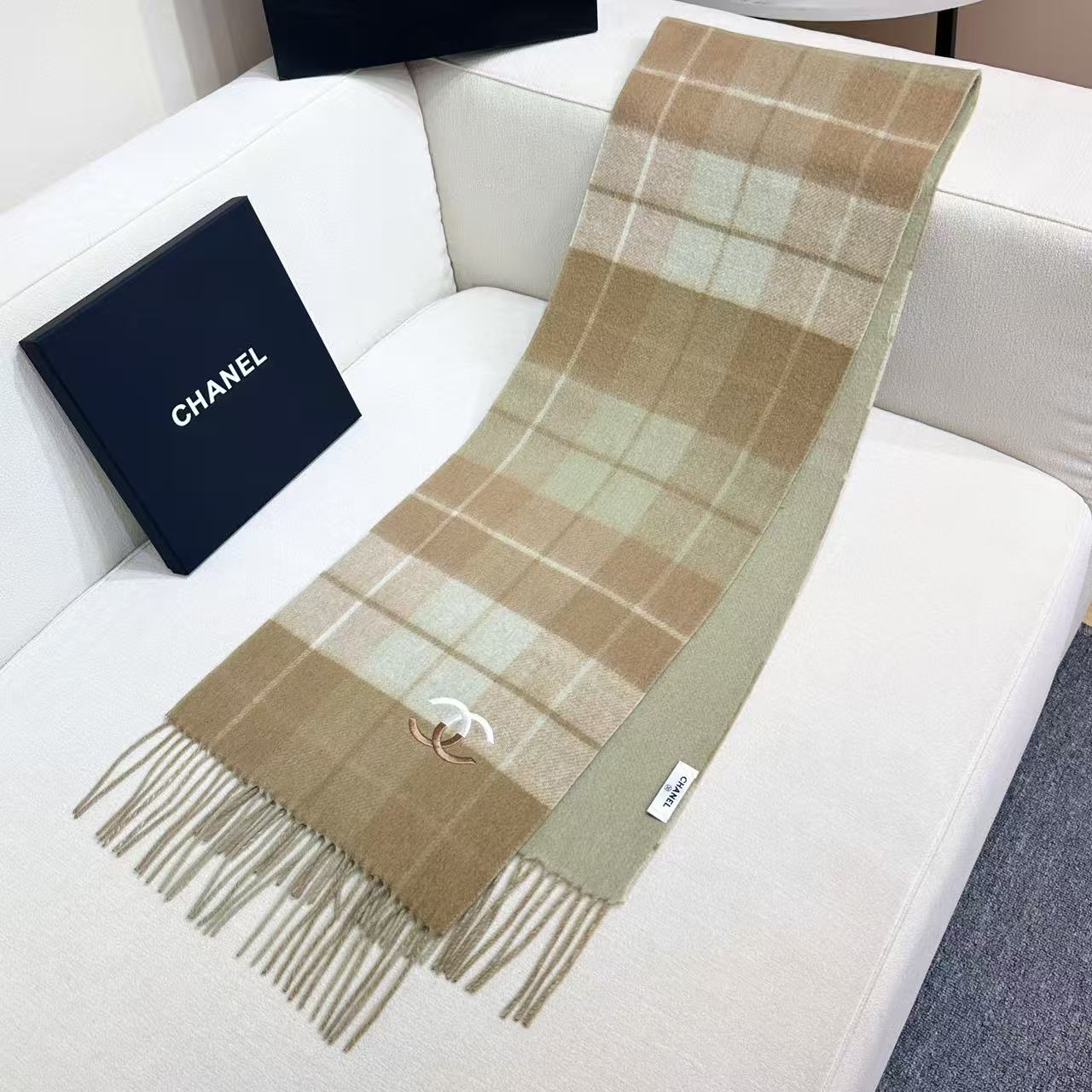 2025新款小香到货，双面羊绒围巾！香奈儿经典简约双c标志，非常有格调的设计！180*30cm，羊绒混羊