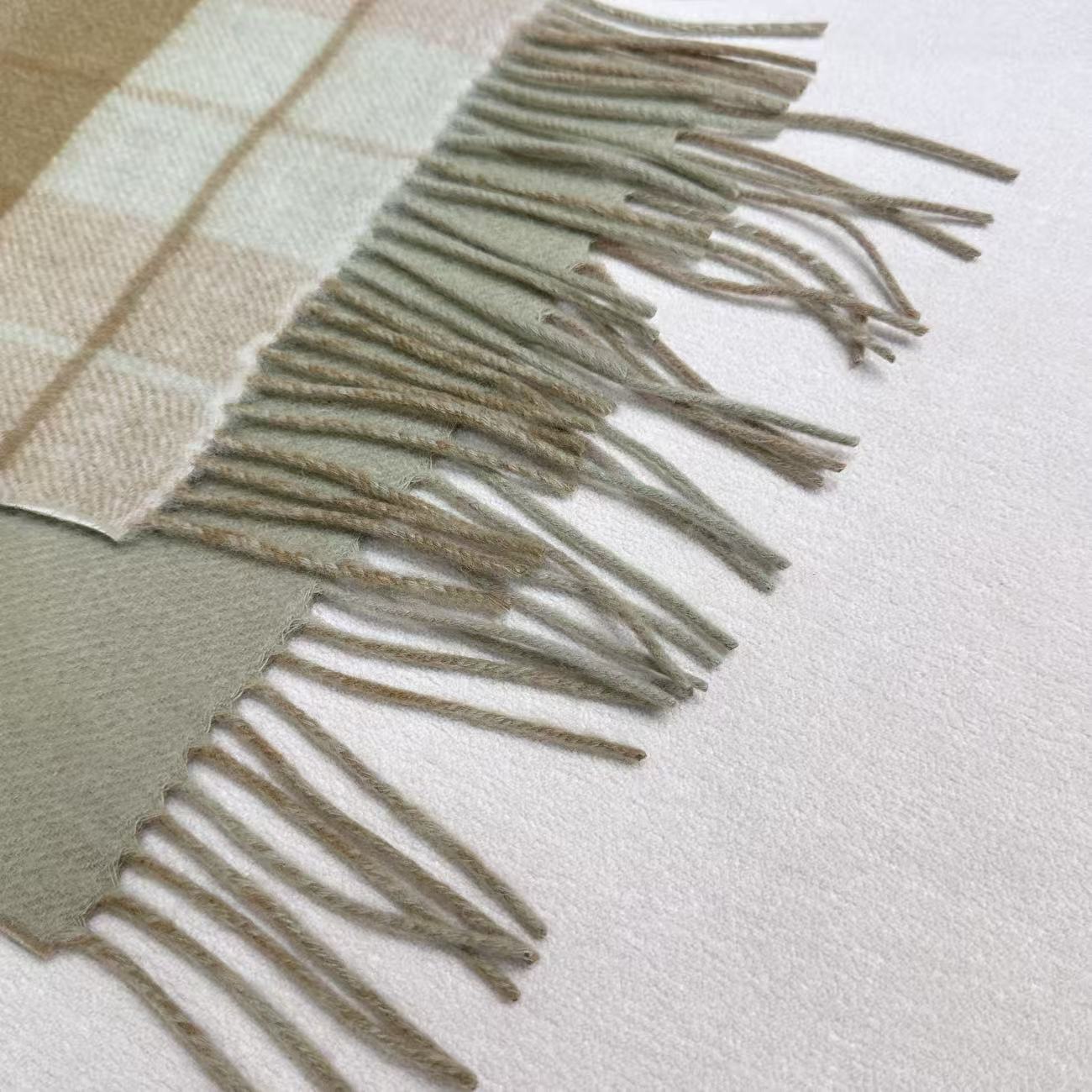 2025新款小香到货，双面羊绒围巾！香奈儿经典简约双c标志，非常有格调的设计！180*30cm，羊绒混羊