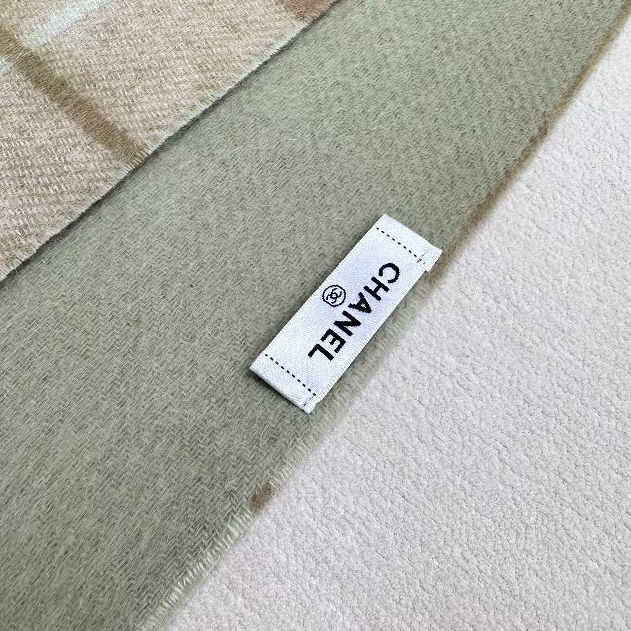 2025新款小香到货，双面羊绒围巾！香奈儿经典简约双c标志，非常有格调的设计！180*30cm，羊绒混羊