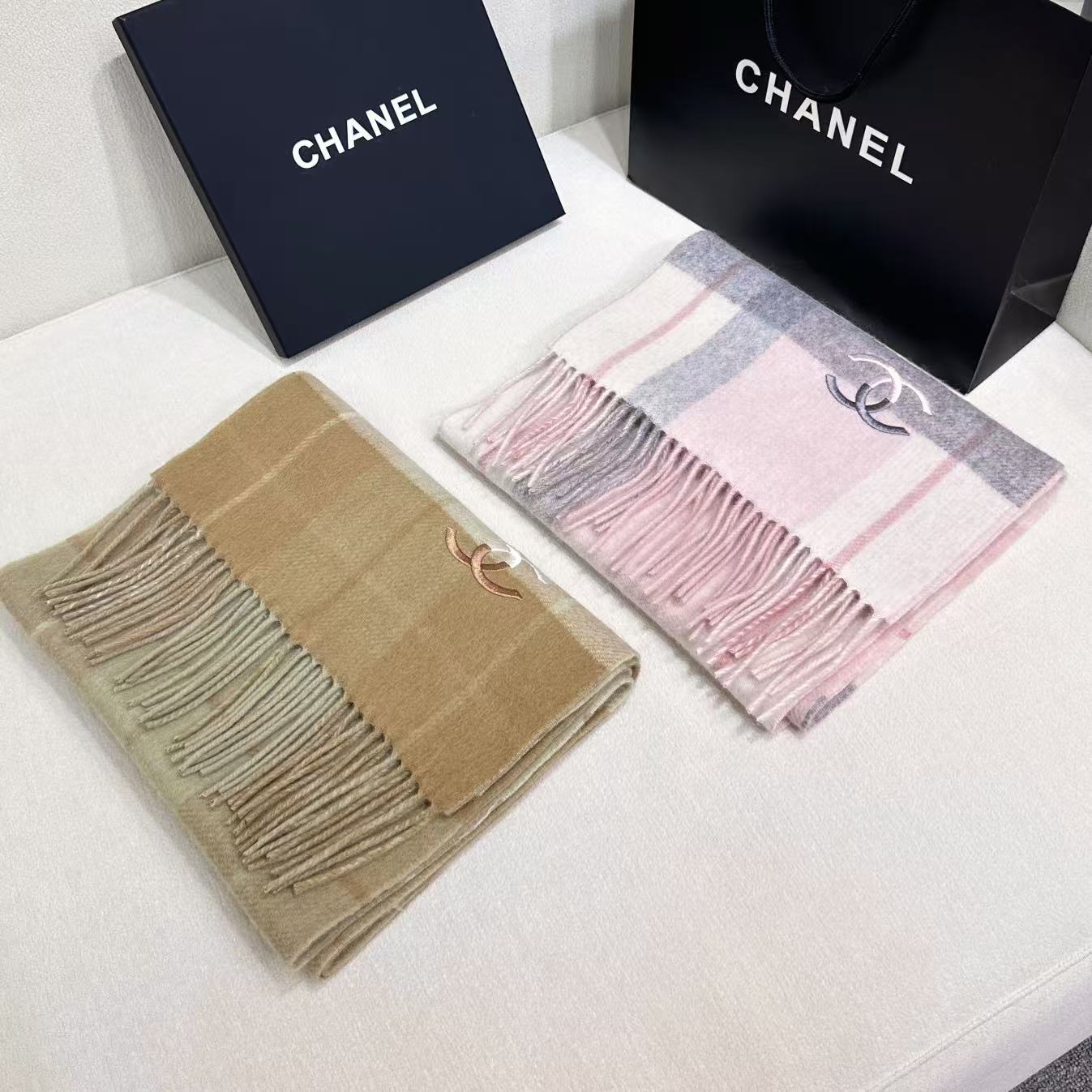 2025新款小香到货，双面羊绒围巾！香奈儿经典简约双c标志，非常有格调的设计！180*30cm，羊绒混羊