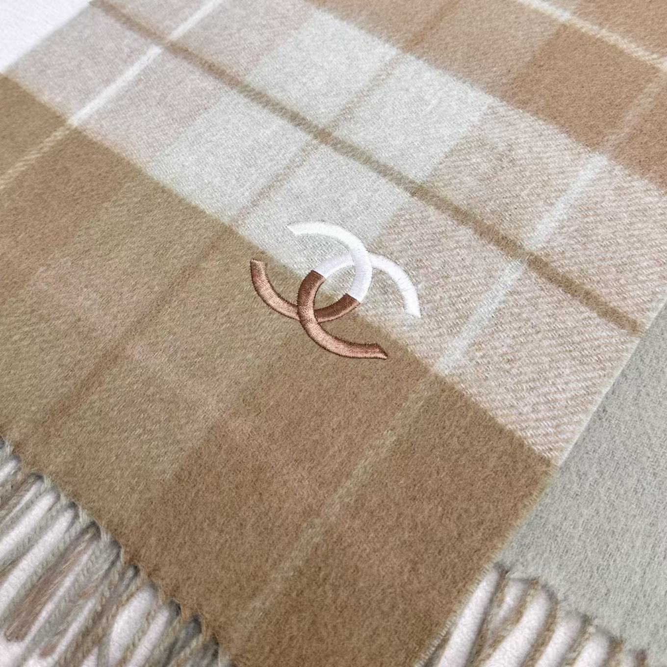 2025新款小香到货，双面羊绒围巾！香奈儿经典简约双c标志，非常有格调的设计！180*30cm，羊绒混羊