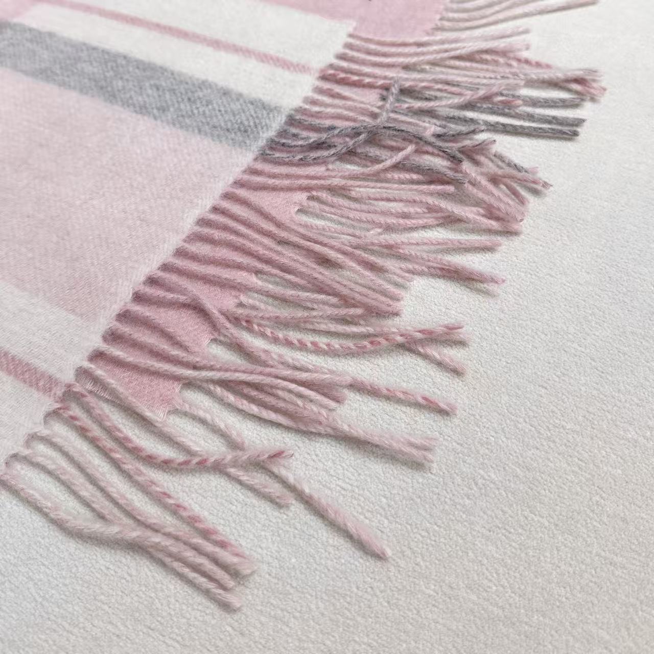 2025新款小香到货，双面羊绒围巾！香奈儿经典简约双c标志，非常有格调的设计！180*30cm，羊绒混羊