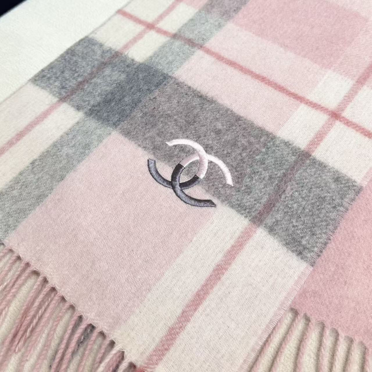 2025新款小香到货，双面羊绒围巾！香奈儿经典简约双c标志，非常有格调的设计！180*30cm，羊绒混羊