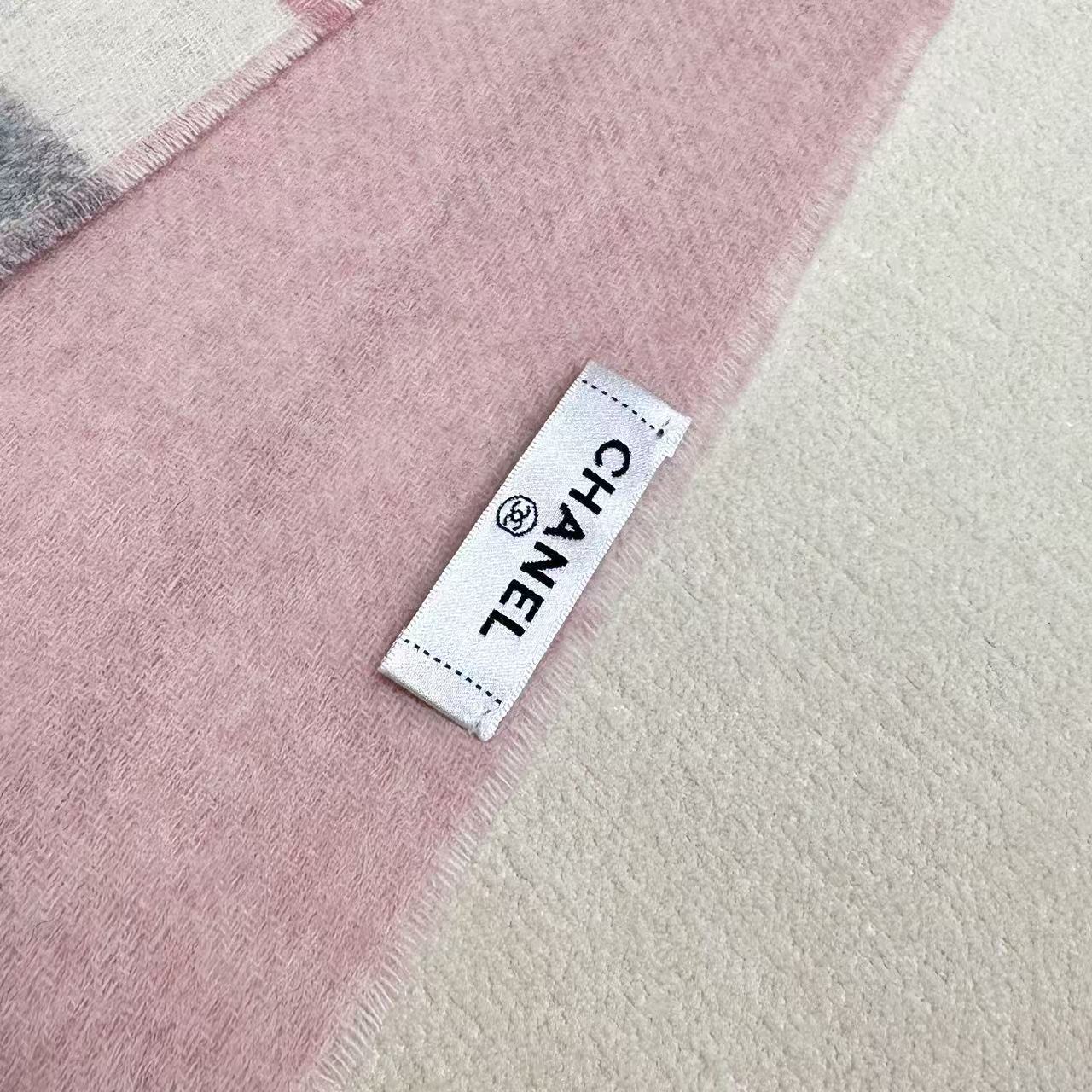 2025新款小香到货，双面羊绒围巾！香奈儿经典简约双c标志，非常有格调的设计！180*30cm，羊绒混羊