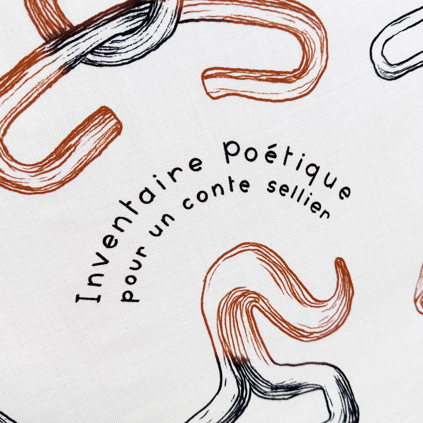 “马具故事的诗意回顾”140双面披肩设计师 弗洛伦斯·曼里克（Florence Manlik）尺寸：13