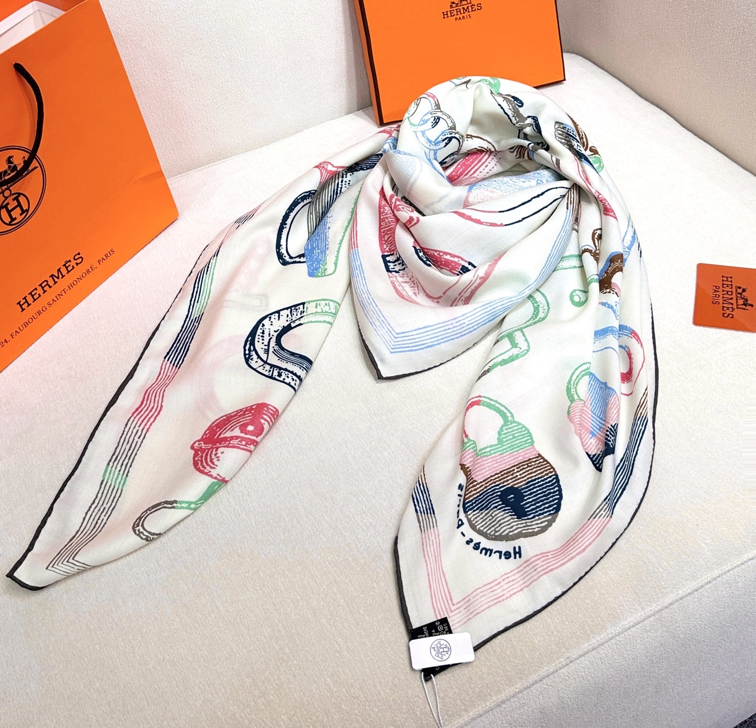 “马具故事的诗意回顾”140双面披肩设计师 弗洛伦斯·曼里克(Florence Manlik)尺寸:13