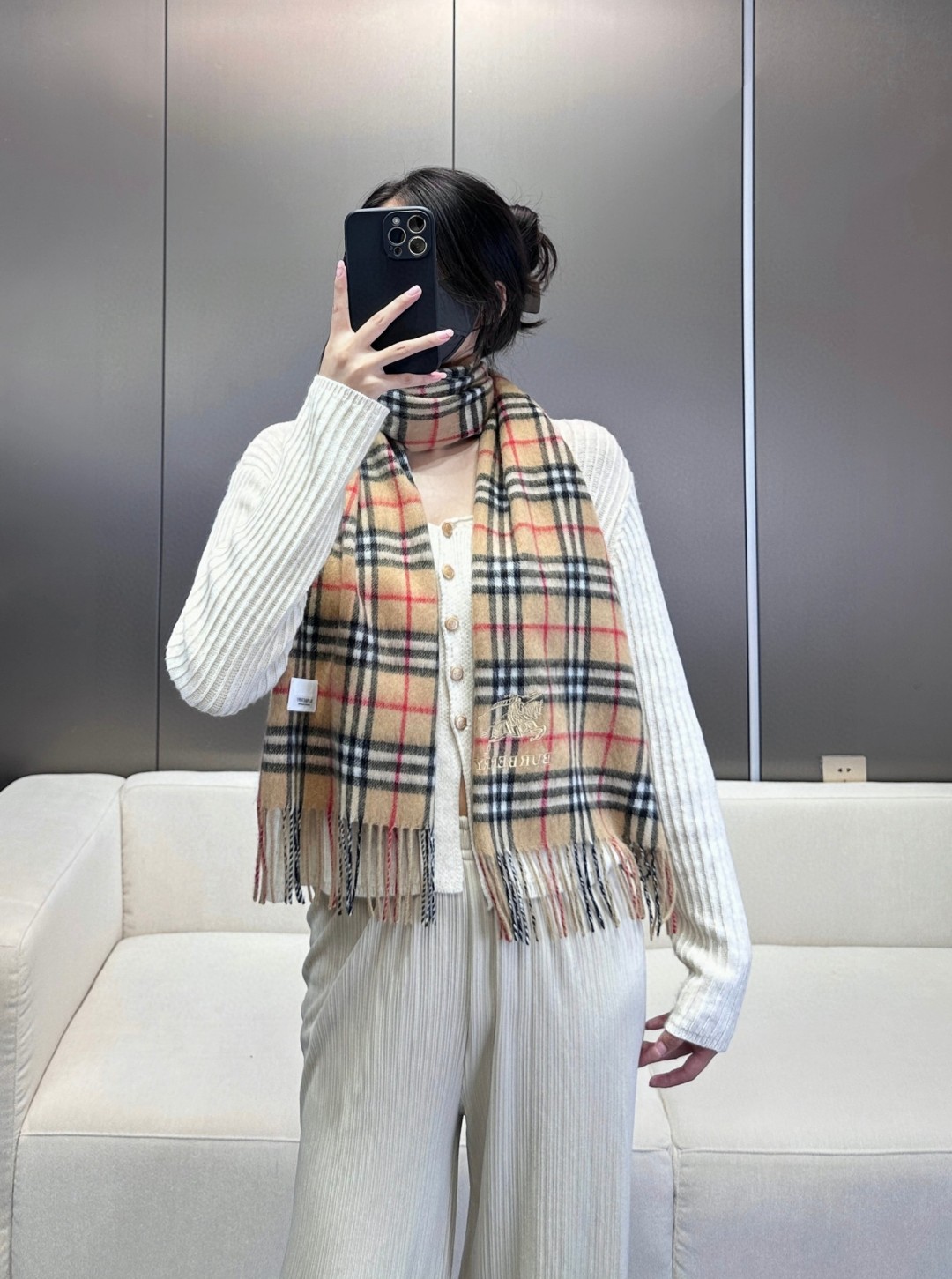 2025年重磅推荐🎊巴宝莉官网最新款【格纹战马】💥 100%顶级山羊绒材质。非常保暖👑 柔软亲肤，不扎脖