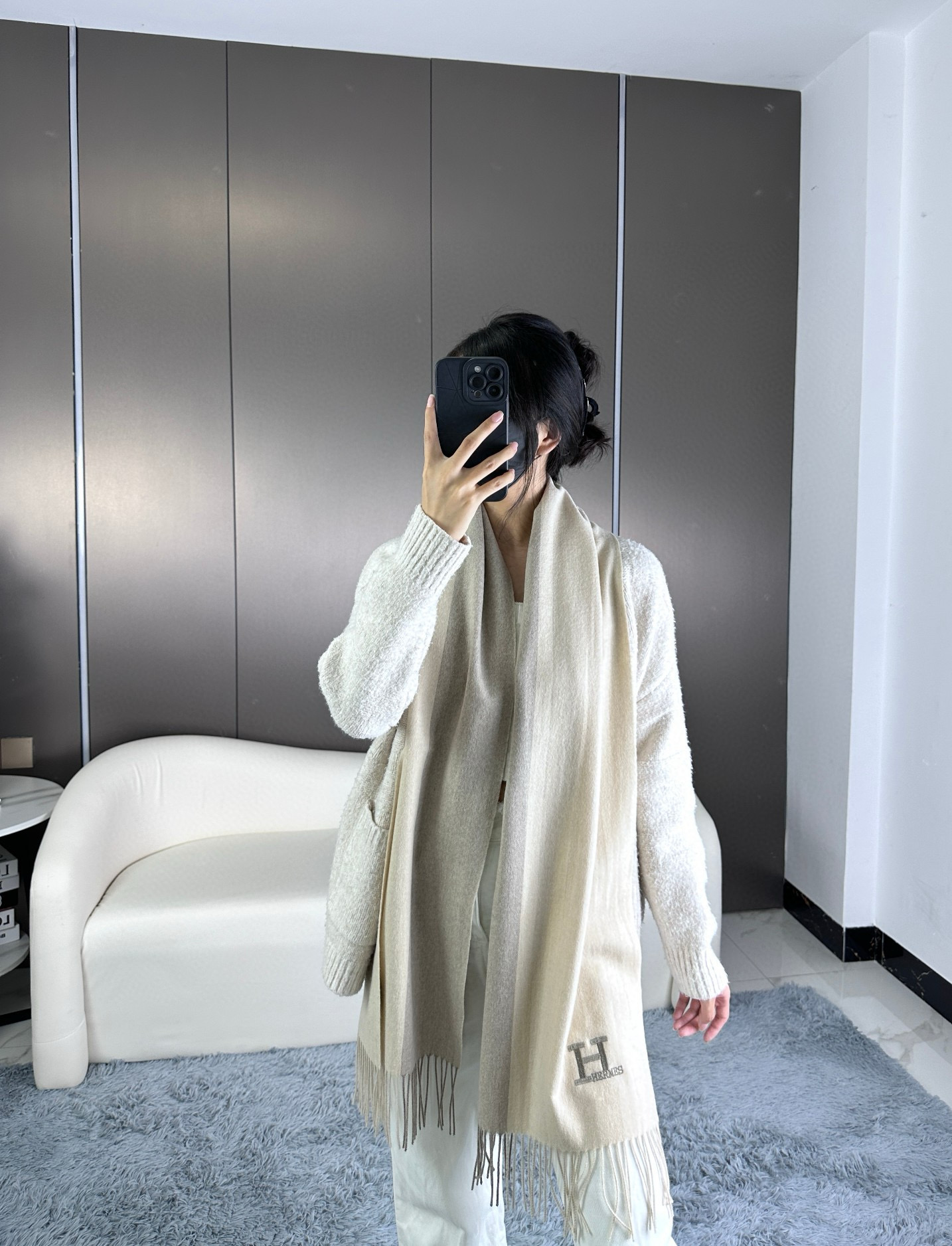 NO:714712,New!  Hermes ·  Hermès, the rare gentle color matching of Big H, low-key yet elegant] Highly recommend the bilateral color matching, two styles in one scarf, high-end, comfortable and fashionable temperament, full of big-name style, Super Amway Big H, this soft scarf that touches the heart, extremely simple color with low-key H embroidery logo, the finishing touch is true without losing beauty, the pursuit of successful people, the color is absolute, a bit unique fairy spirit, the absolute choice for couples, the color is elegant, not enchanting Specifications 45 x  190cm high version scarf, high version scarf, hermes, hermes19860909上新！Hermes · 爱马仕,大H难得一见的温柔配色,低调又不失优雅】重点推荐双边配色,一条围巾两种风格搭配,高级舒适时髦气质,大牌范十足,超级安利大H这款触动内心的柔美围巾,极其简单的颜色搭配低调的H刺绣logo,点睛之笔确又不失美感,成功人士的追求,色彩绝对,有点独有的仙气,绝对的情侣款不二之选,颜色淡雅,不妖娆规格45 x 190cm高版本围巾,高版本围巾,hermes,hermes,scarf