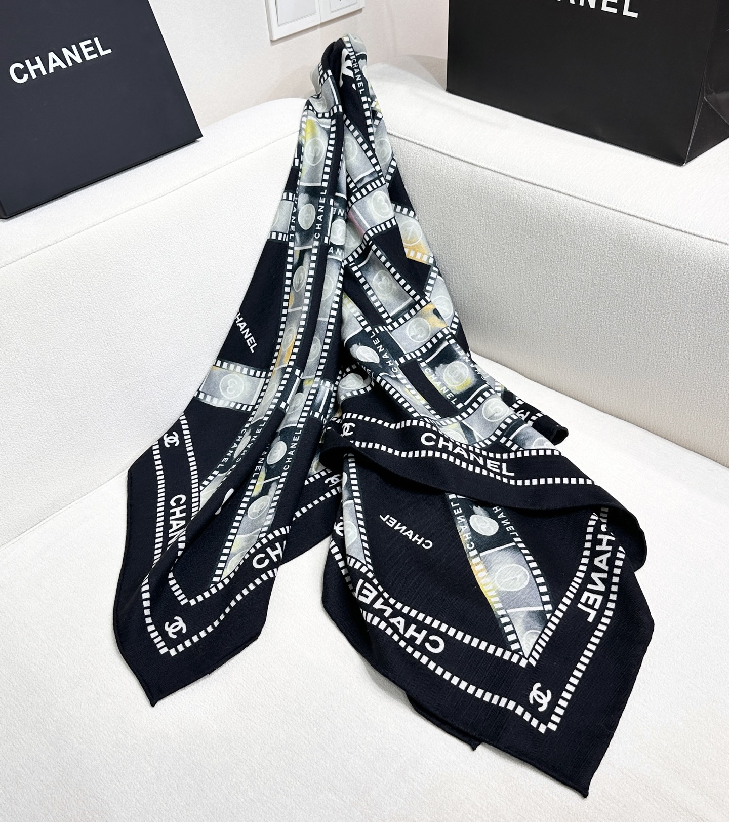 强推~超级时尚感的Chanel披肩【140顶级丝毛双面同色披肩】复古胶片图案的设计风格真的超级好搭配上身